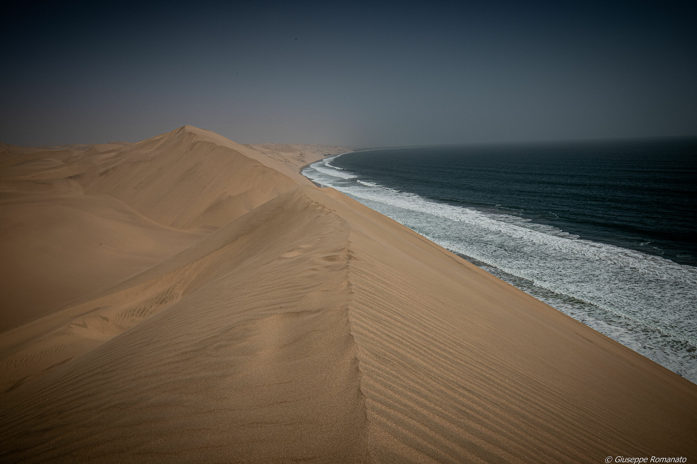 Le dune del deserto del Namib e l'oceano atlantico.