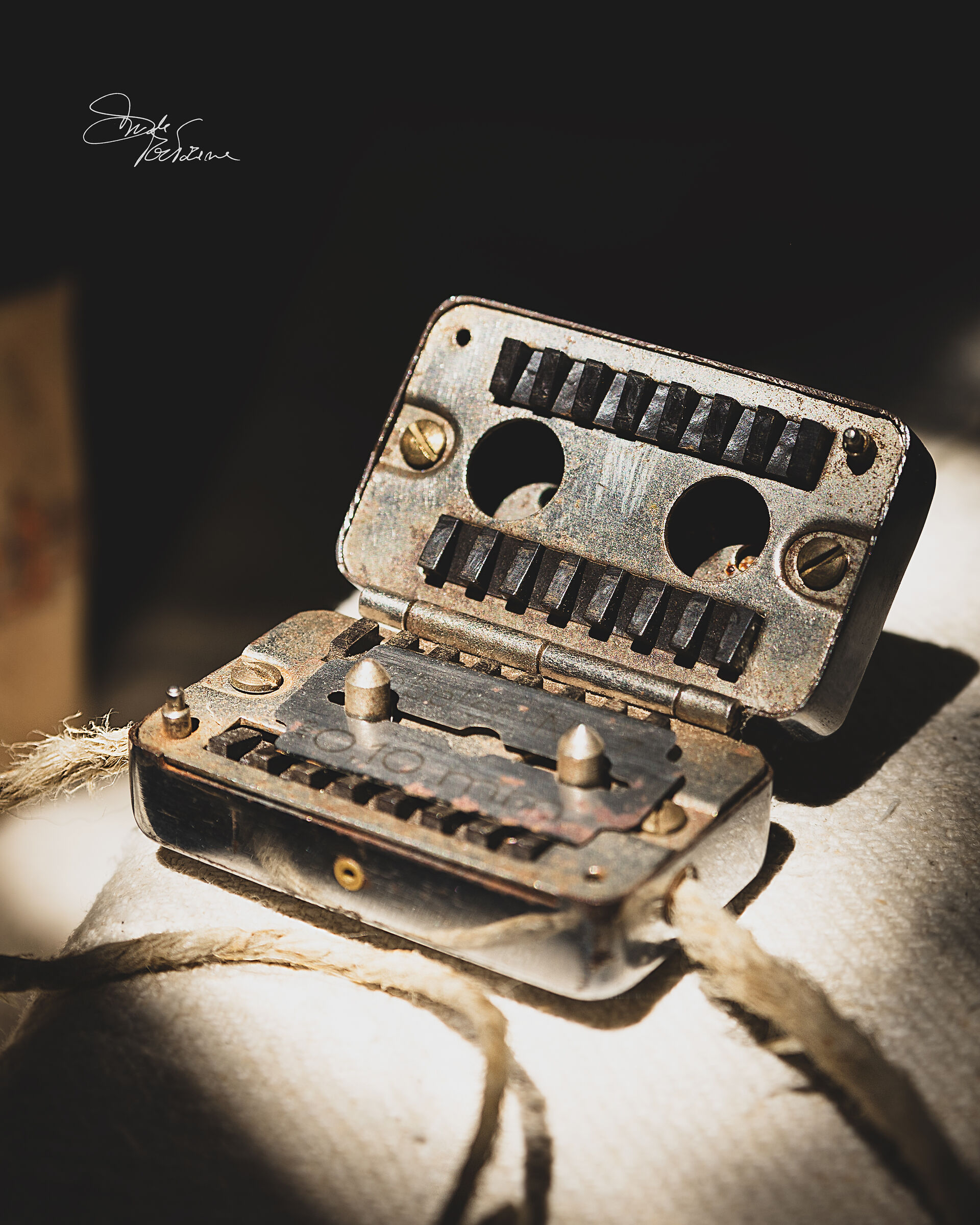 Antico affilarasoi da viaggio