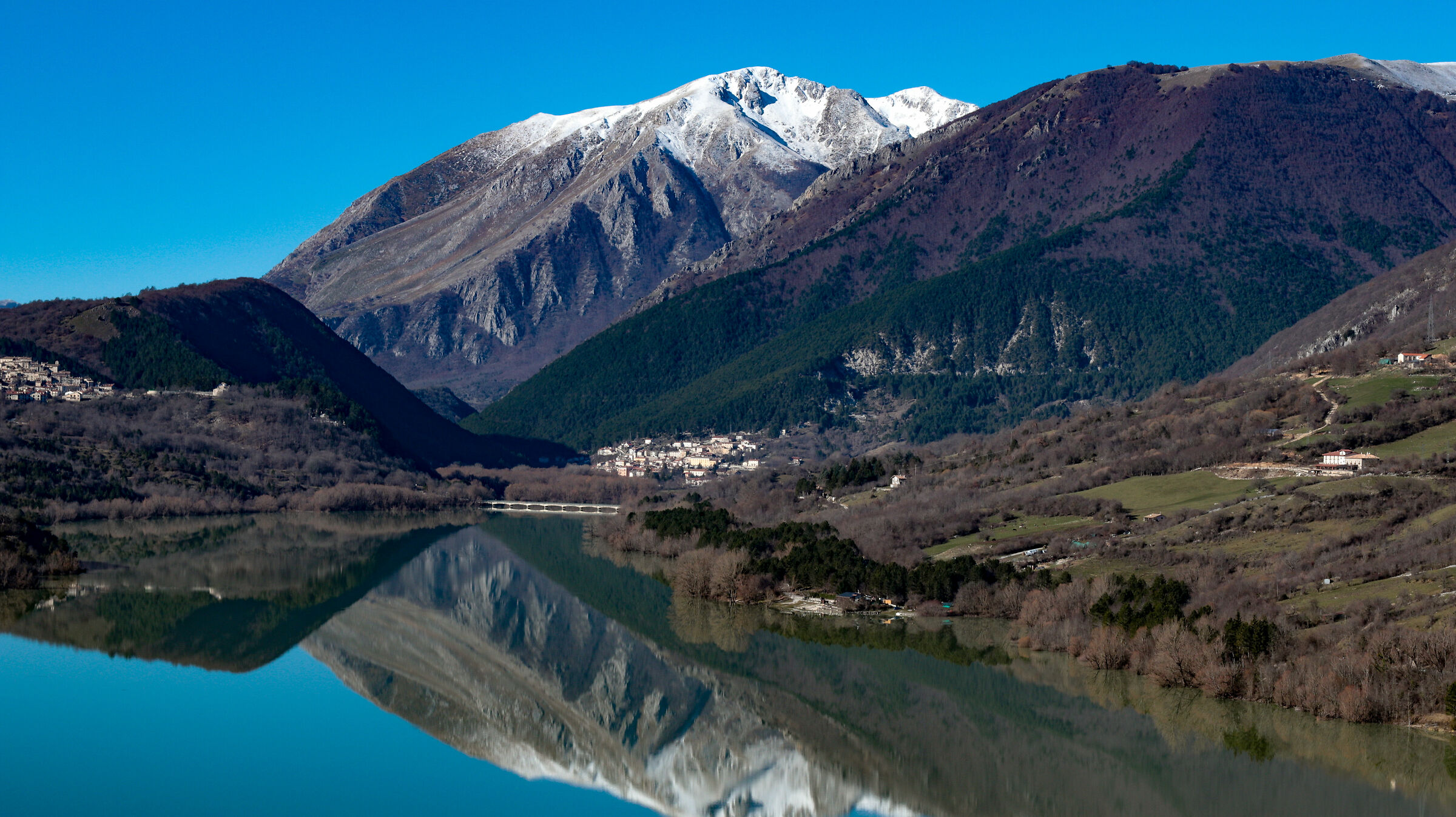 Civitella alfedena con montagna innevata