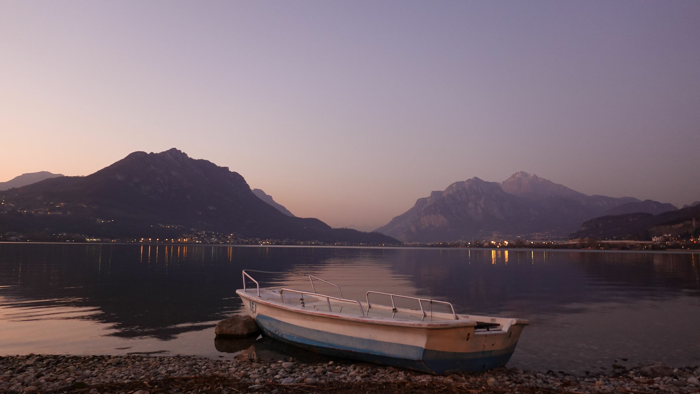 Barca abbandonata sulla riva del lago di Garlate