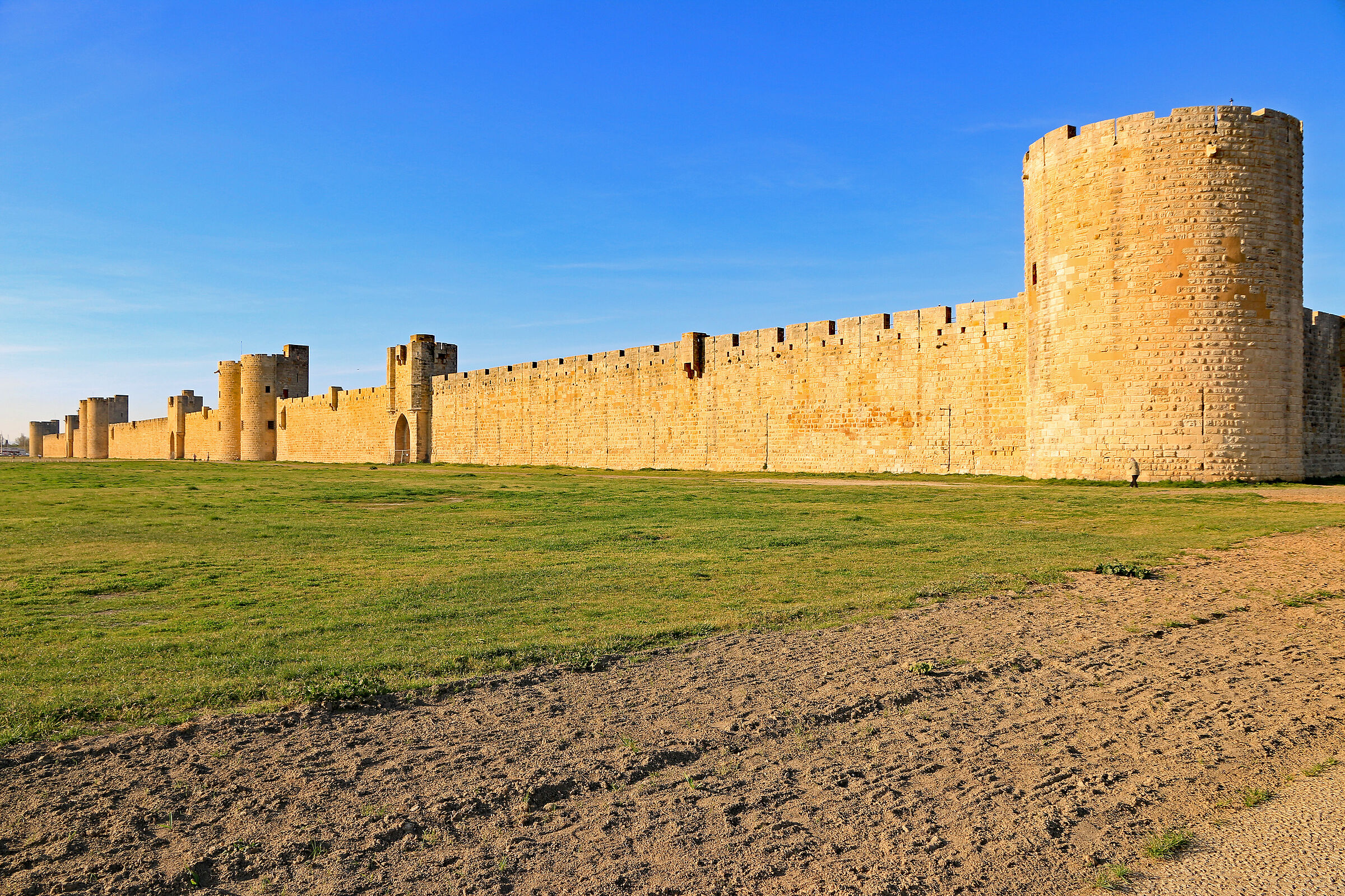 Aigues-Mortes: Le mura al tramonto
