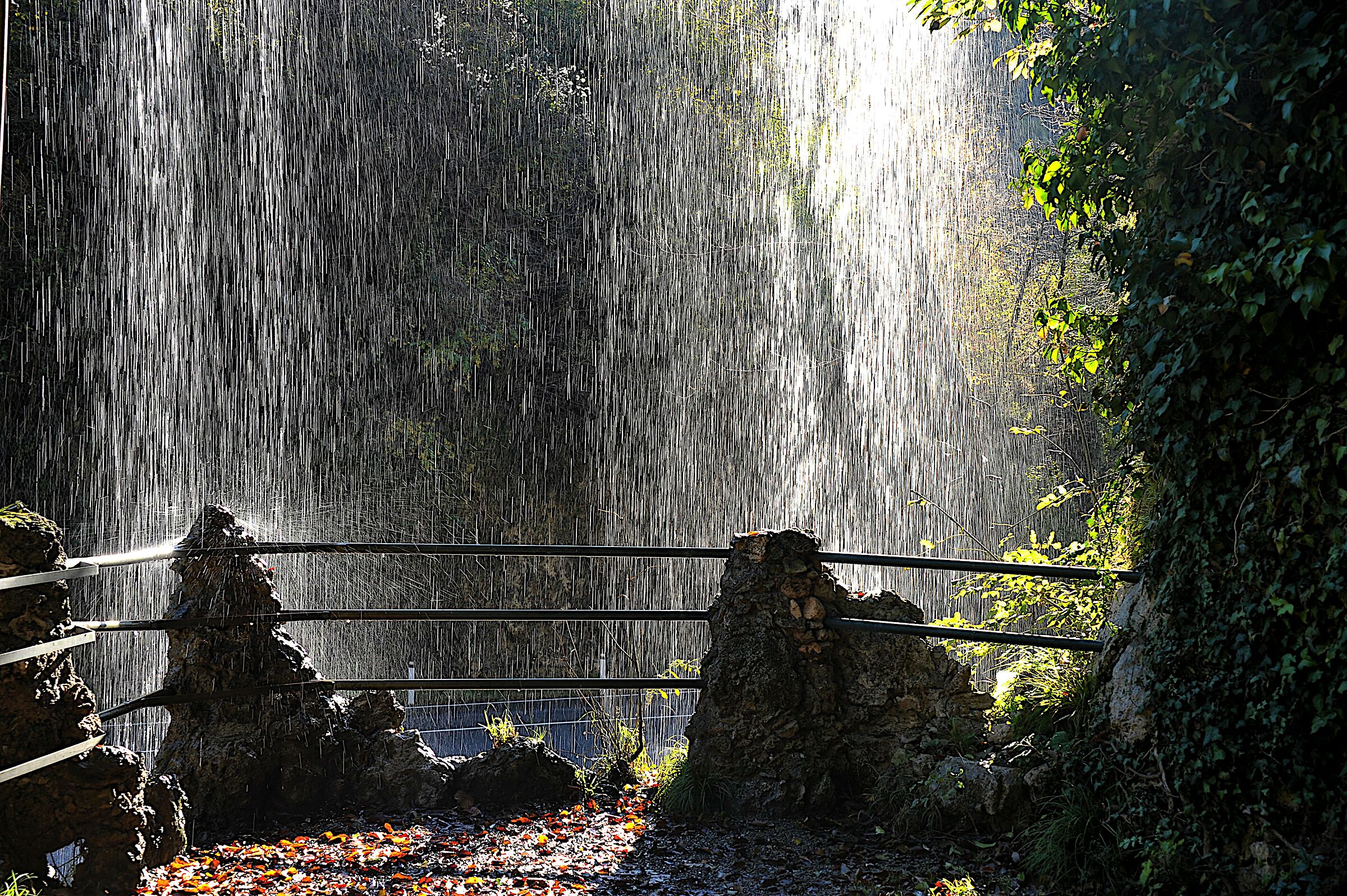 Dietro la cascata.