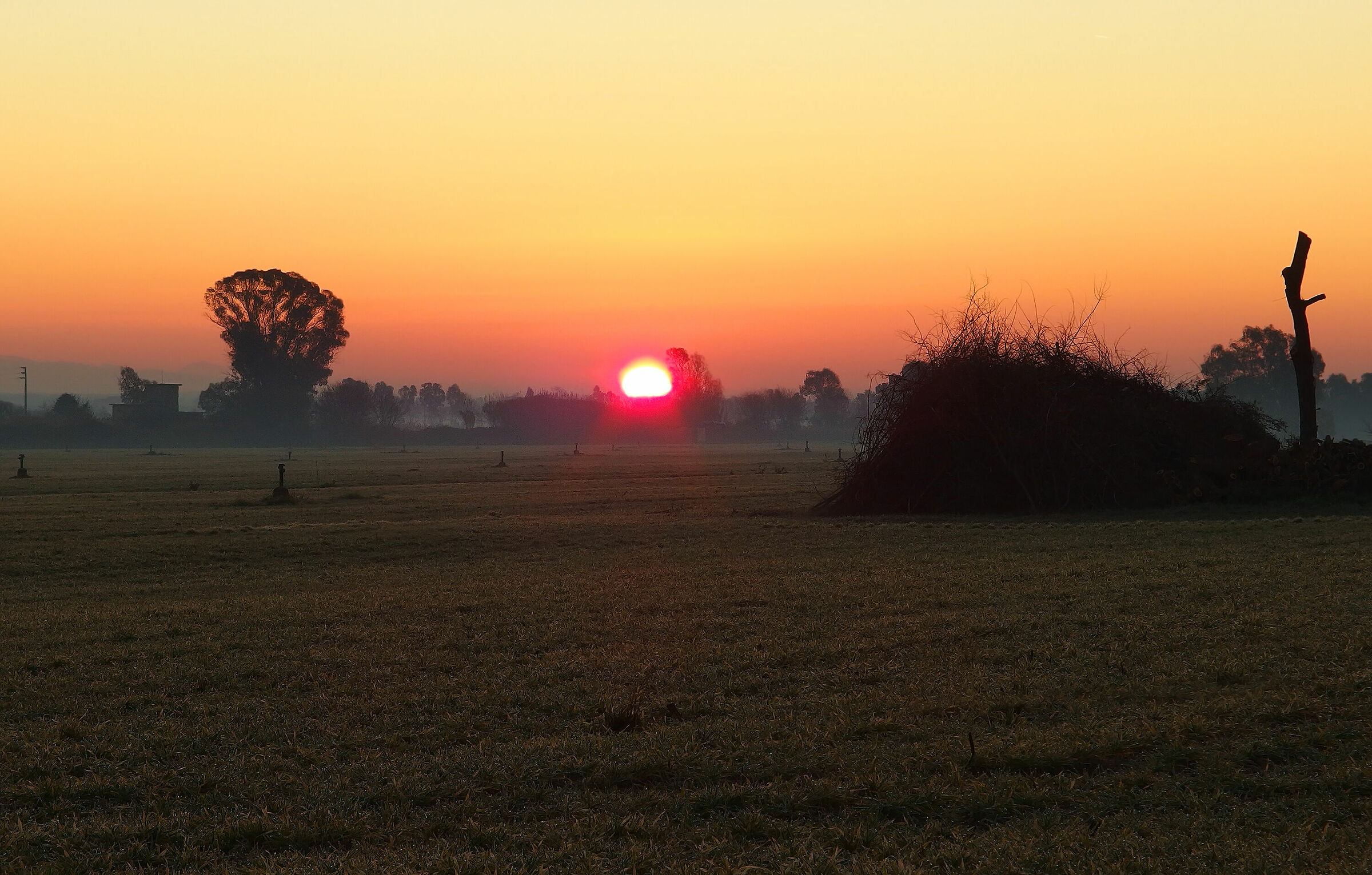 Alba sulla campagna romana