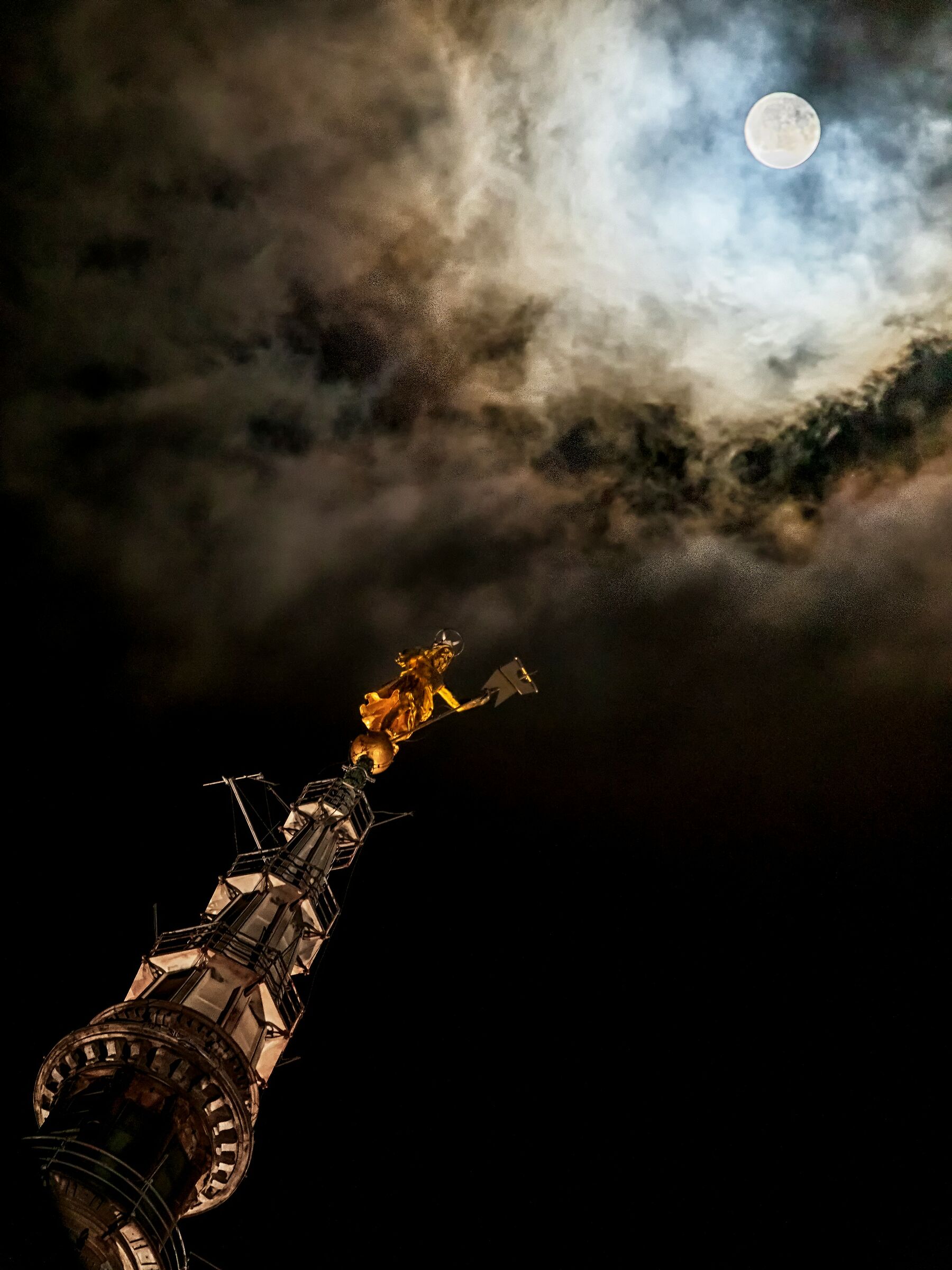 Notte di luna piena a Novara