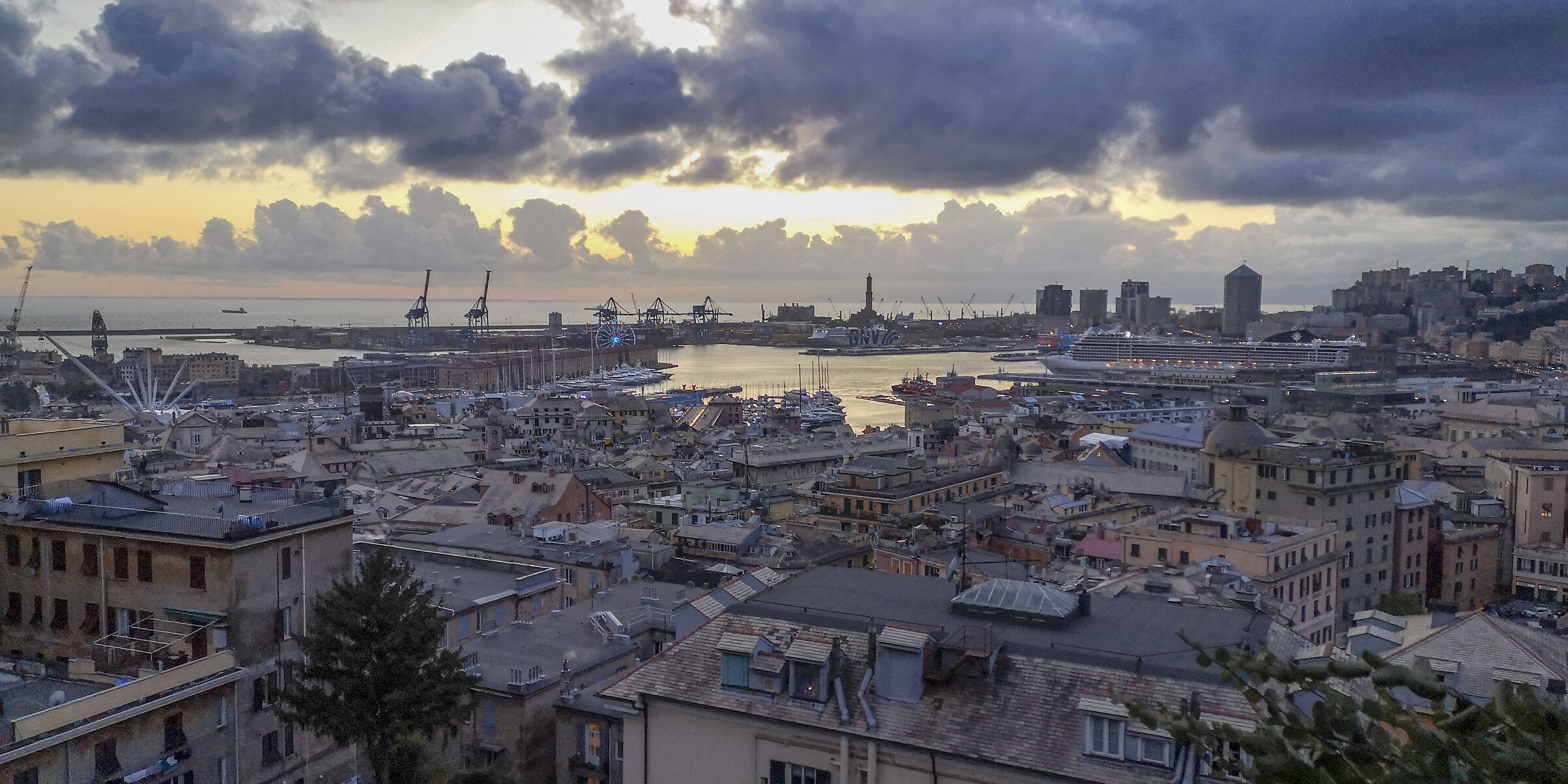 Genova coi suoi tetti grigio perla