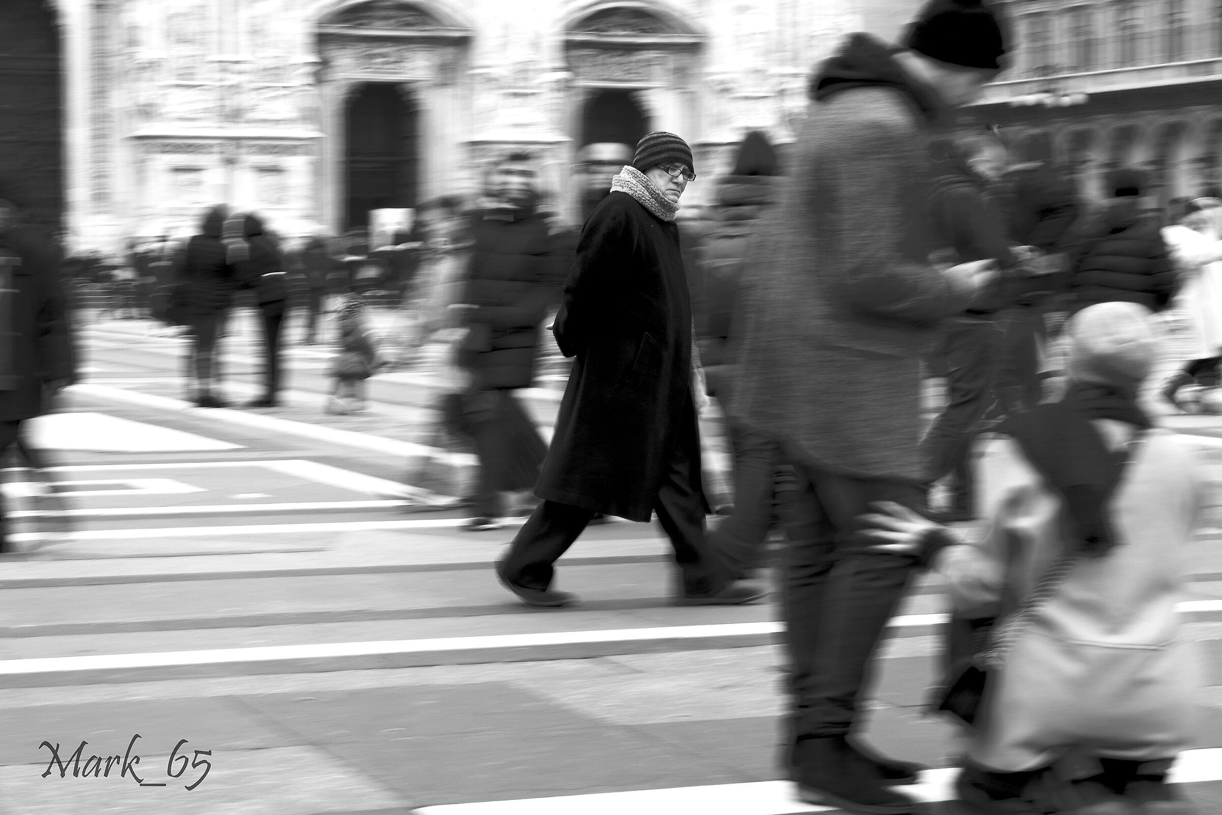 The square... not to be alone