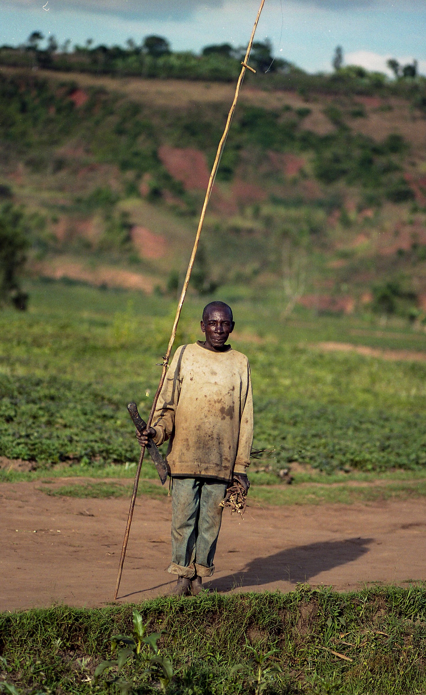 Pescatore a sulle rive del fiume a Mutoy