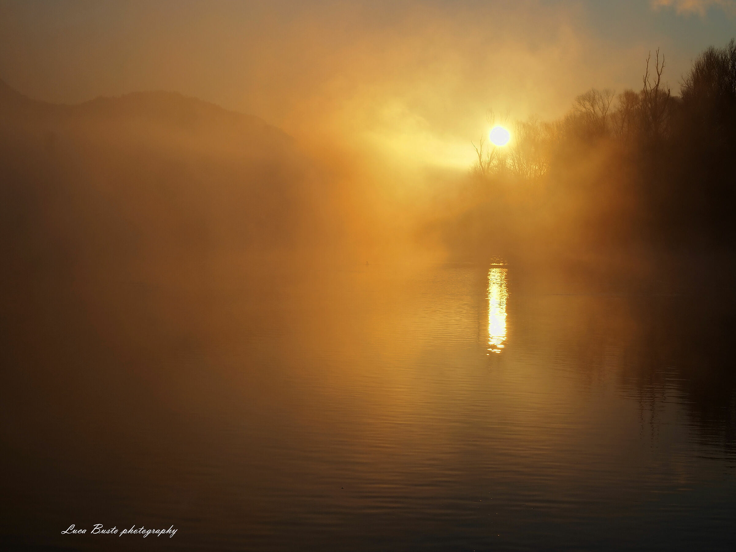 Alba sul fiume