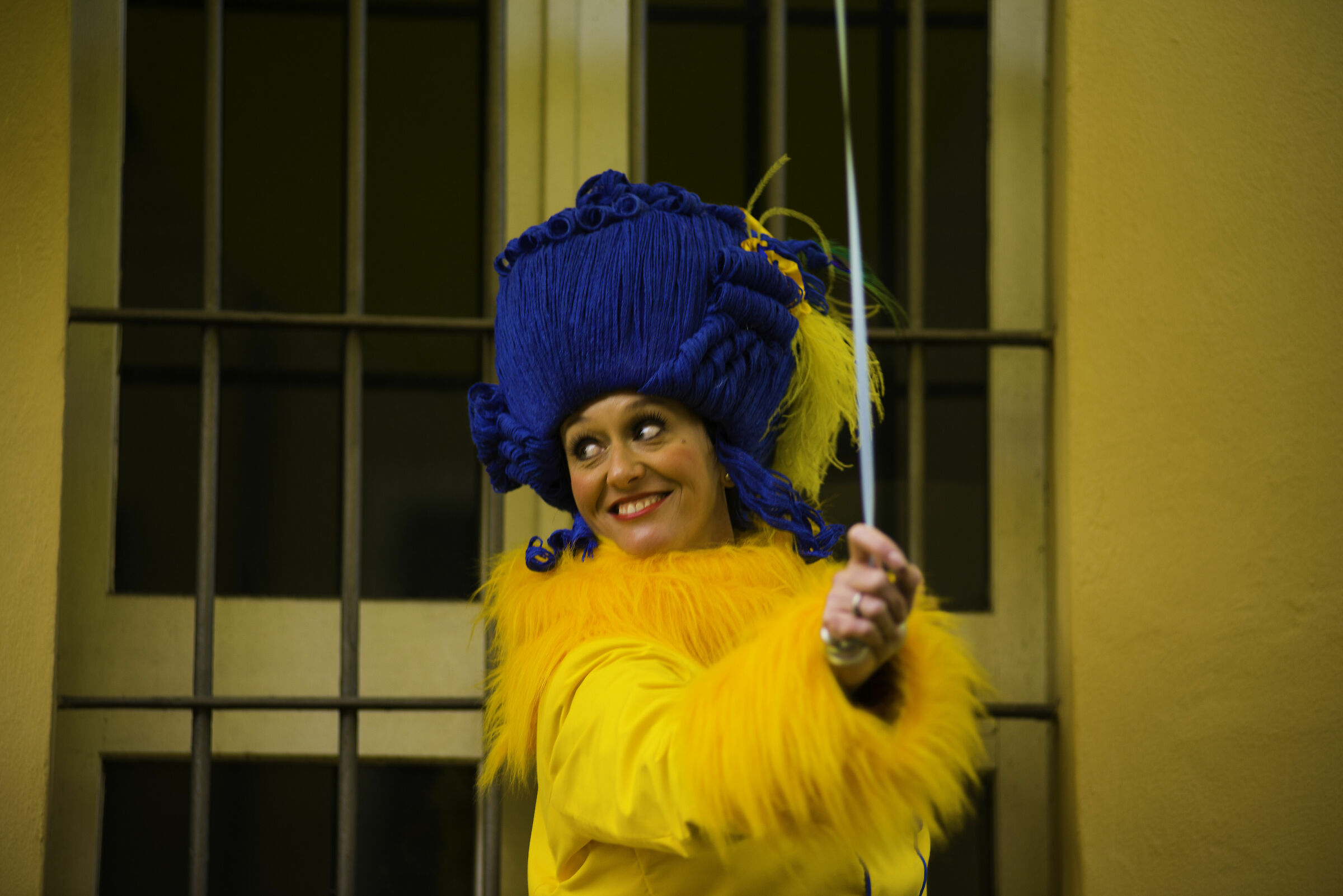 giocoliere sui trampoli