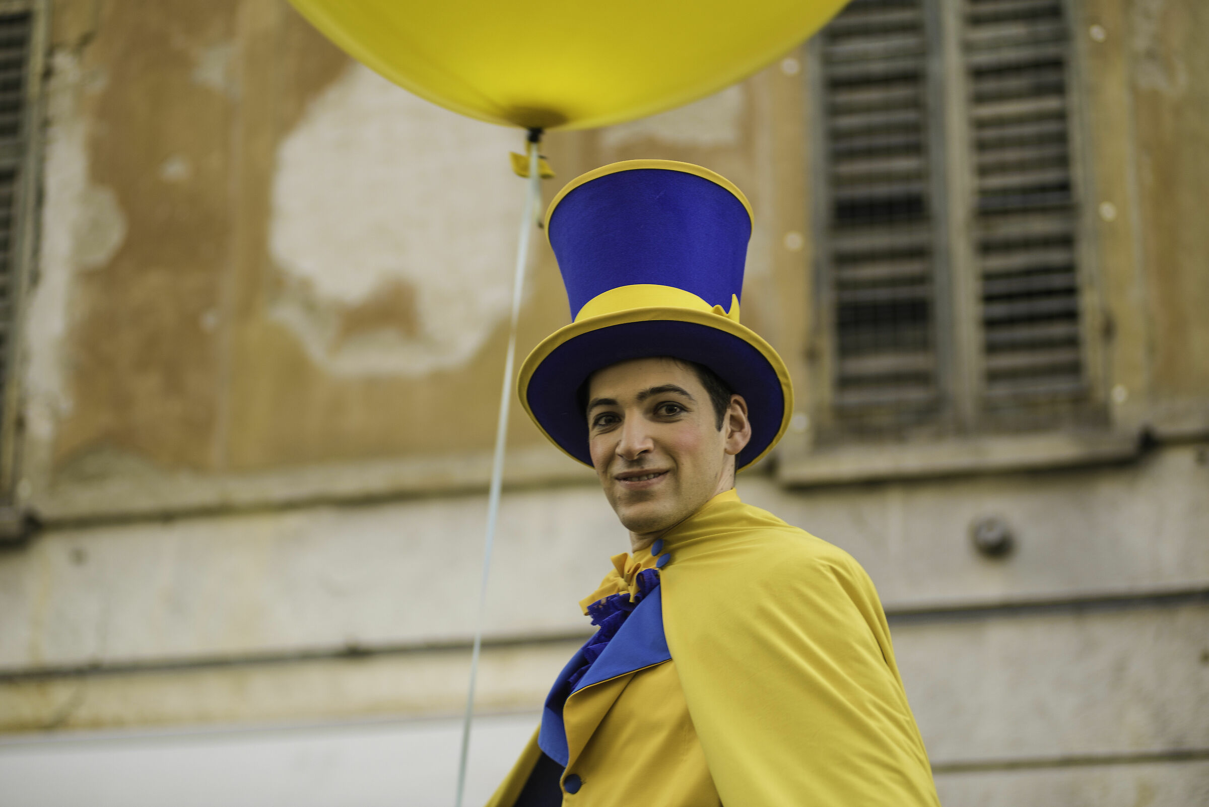 giocoliere sui trampoli