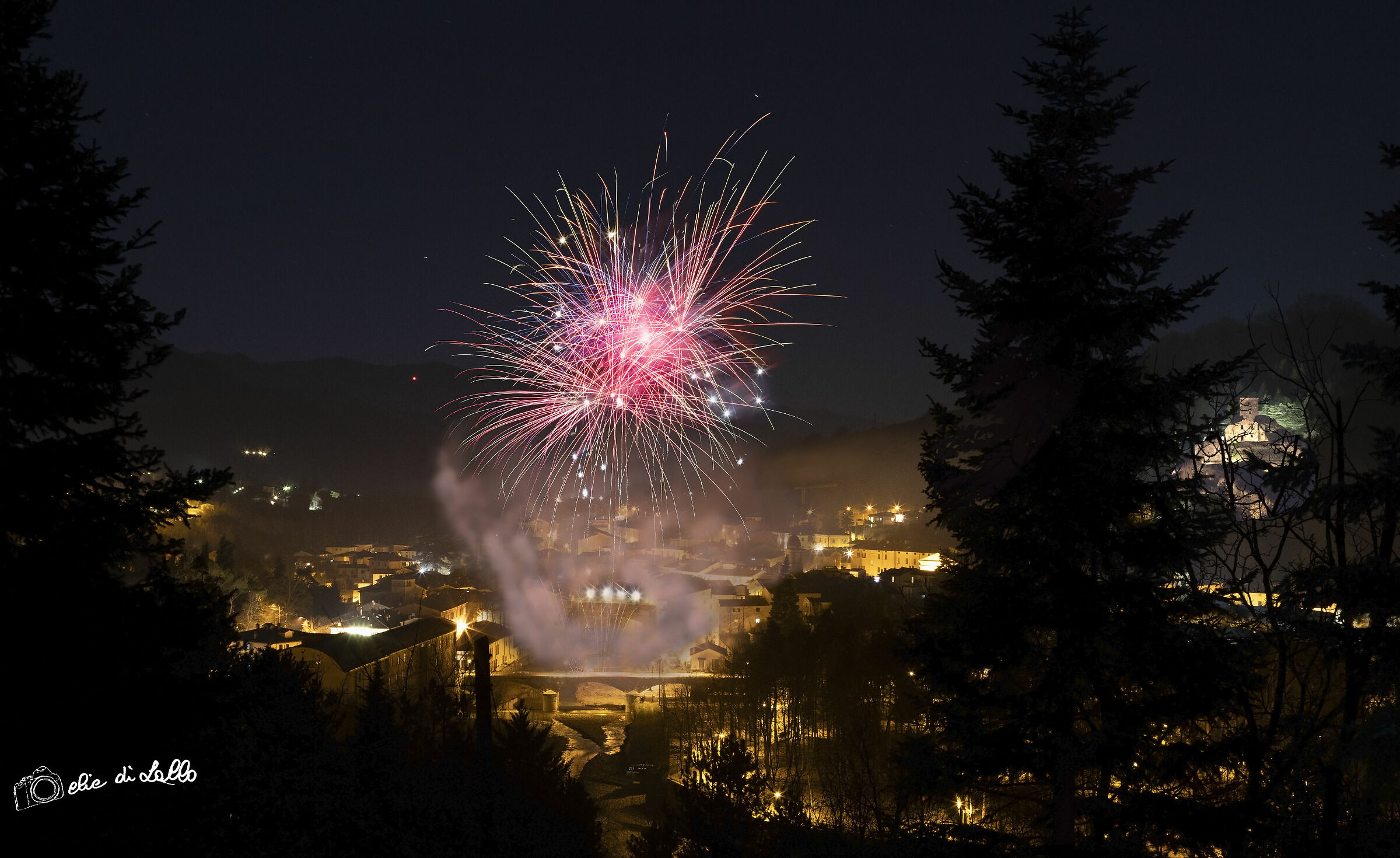 I fuochi a Rocca San Casciano. Unione di due scatti.