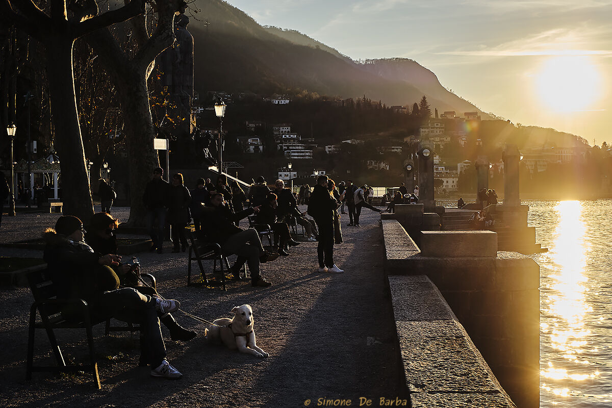 People at sunset (Lecco)