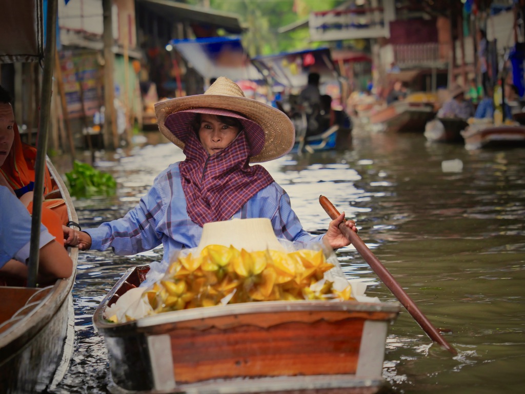 scene dal mercato galleggiante