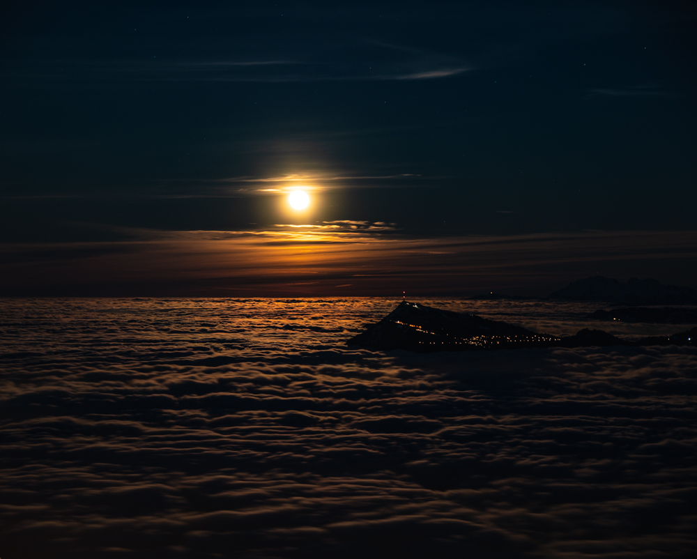 luna che sorge su un mare di nuvole