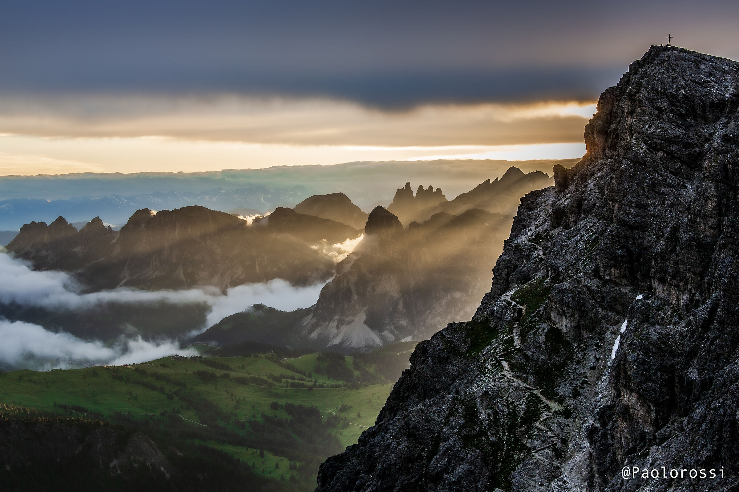 La croce in cima alla rupe