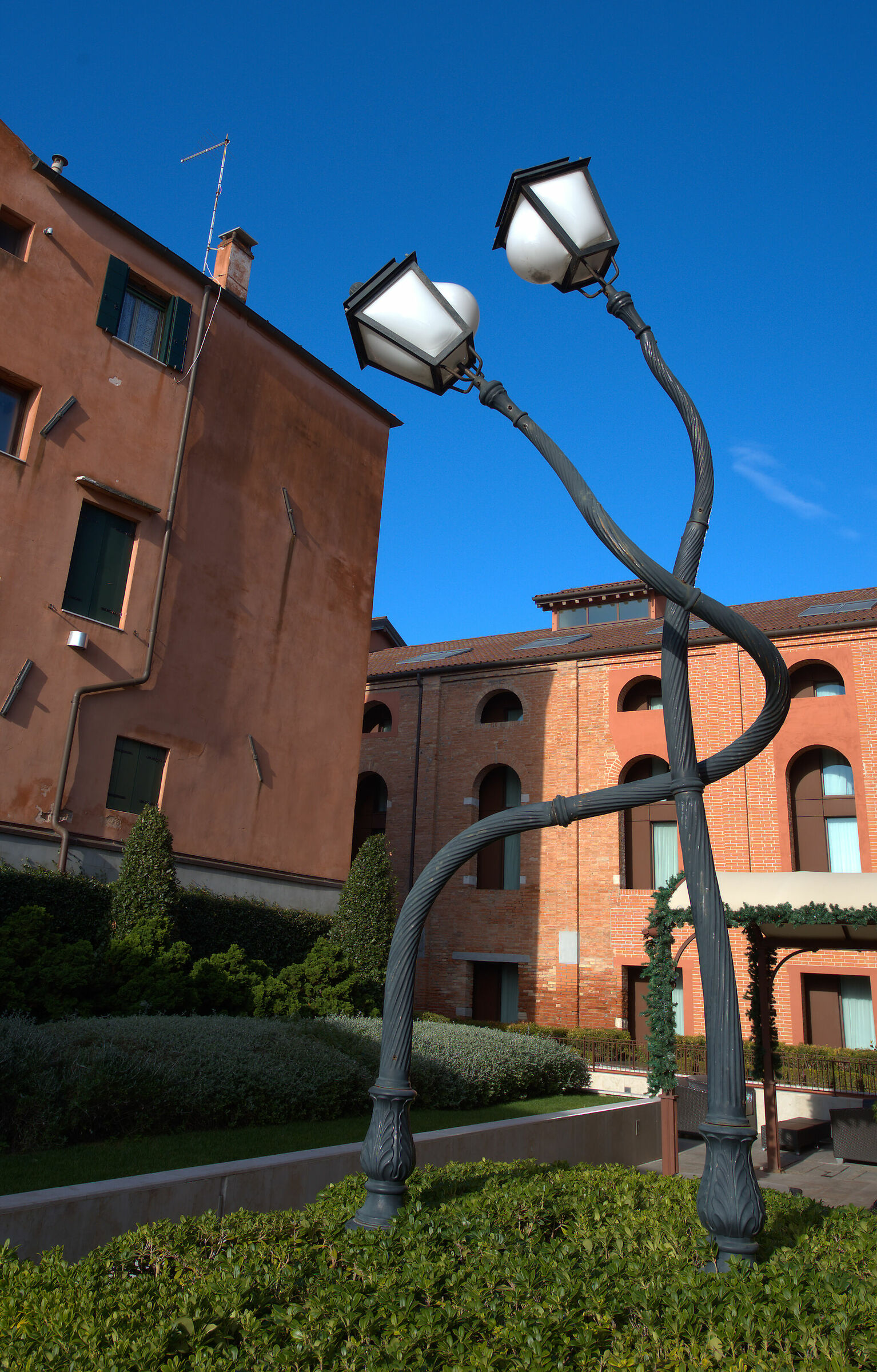 the streetlights in love