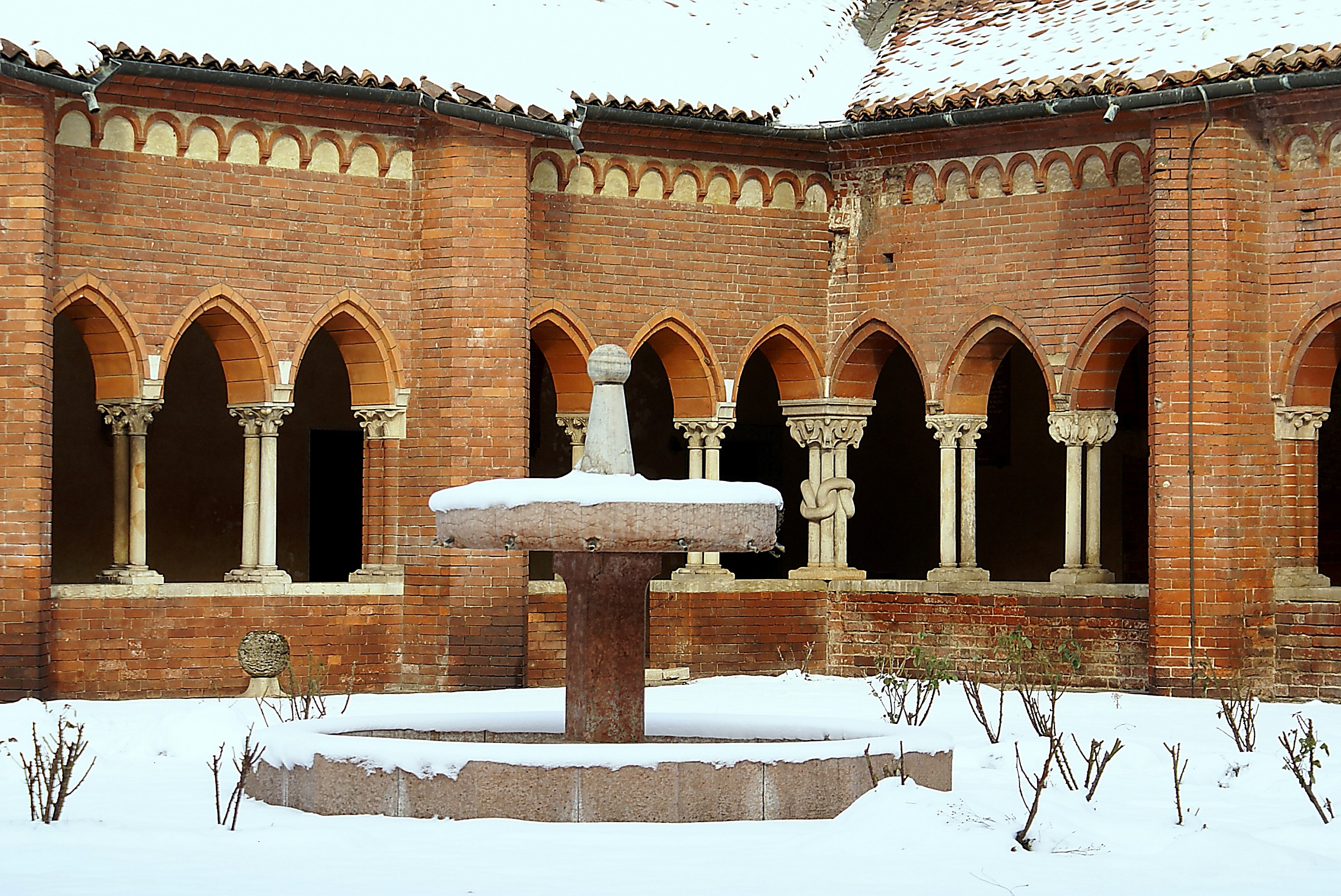 The fountain and the knotted column