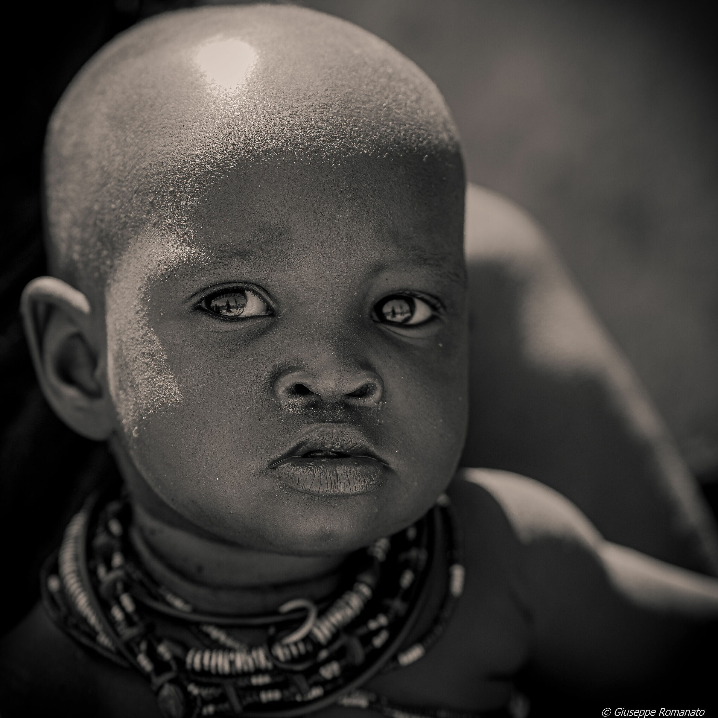 Popolo himba. Bimbo in ritratto in bianco e nero