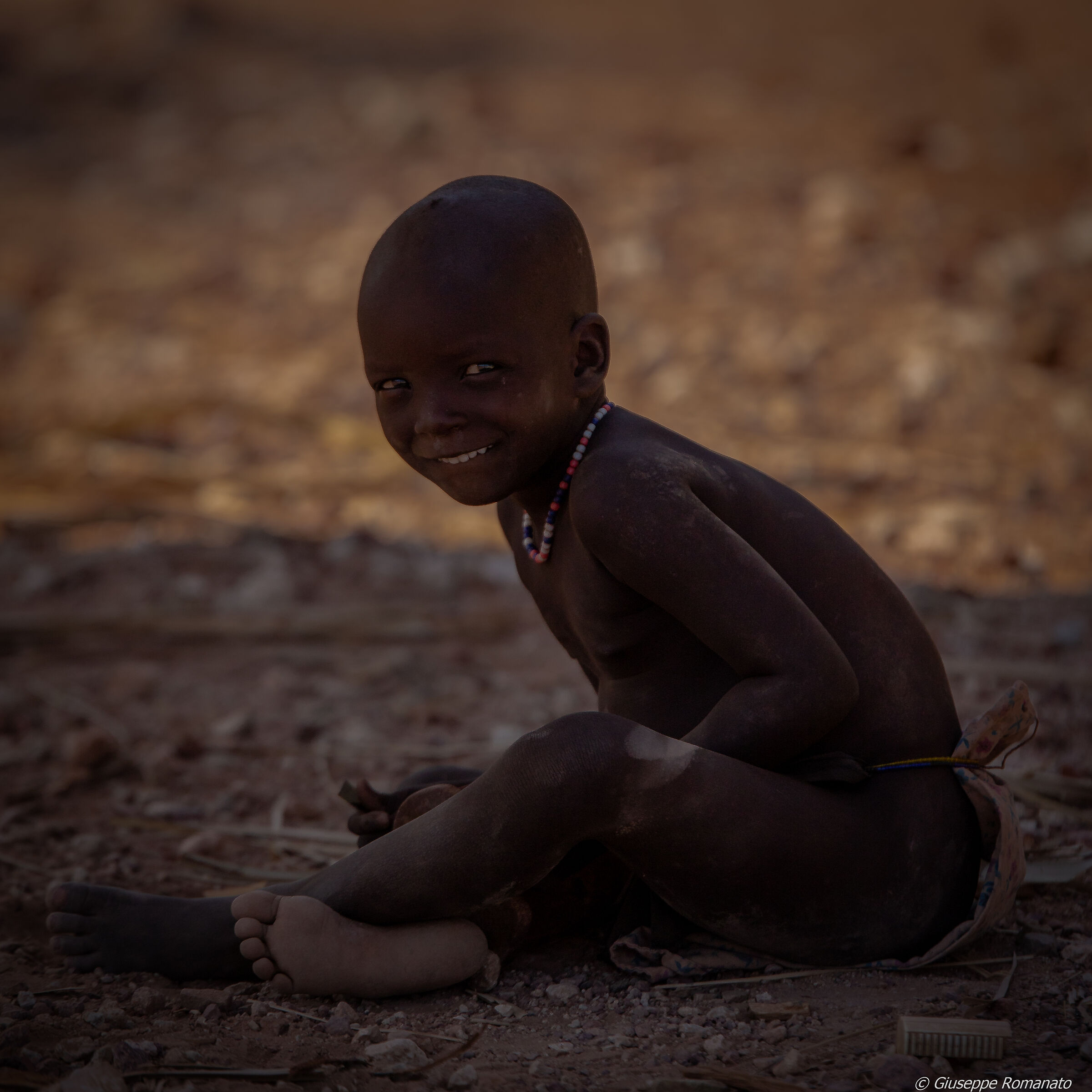 Popolo himba. Bimbo in un villaggio