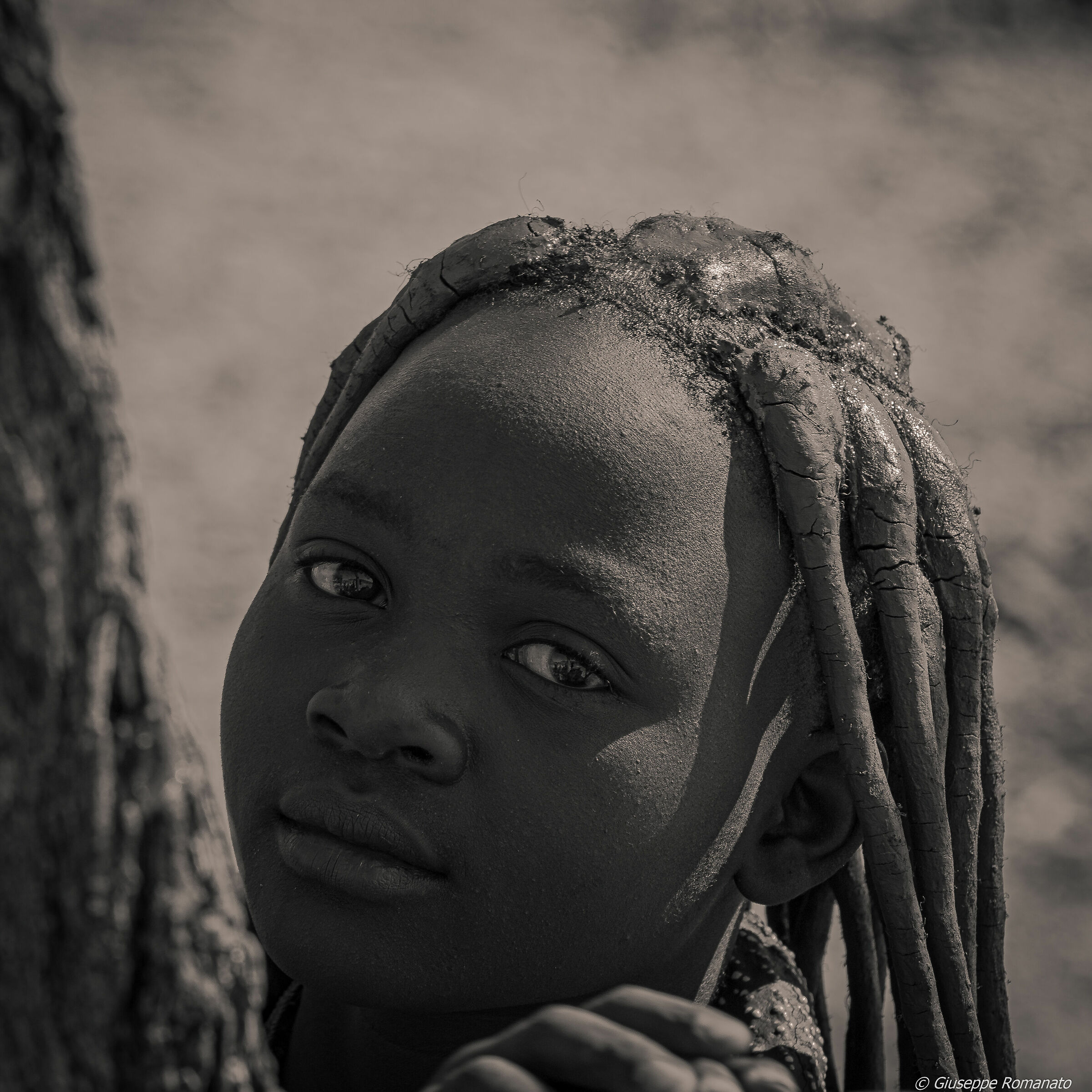 Popolo himba. Primo biano di una ragazza in un villaggi