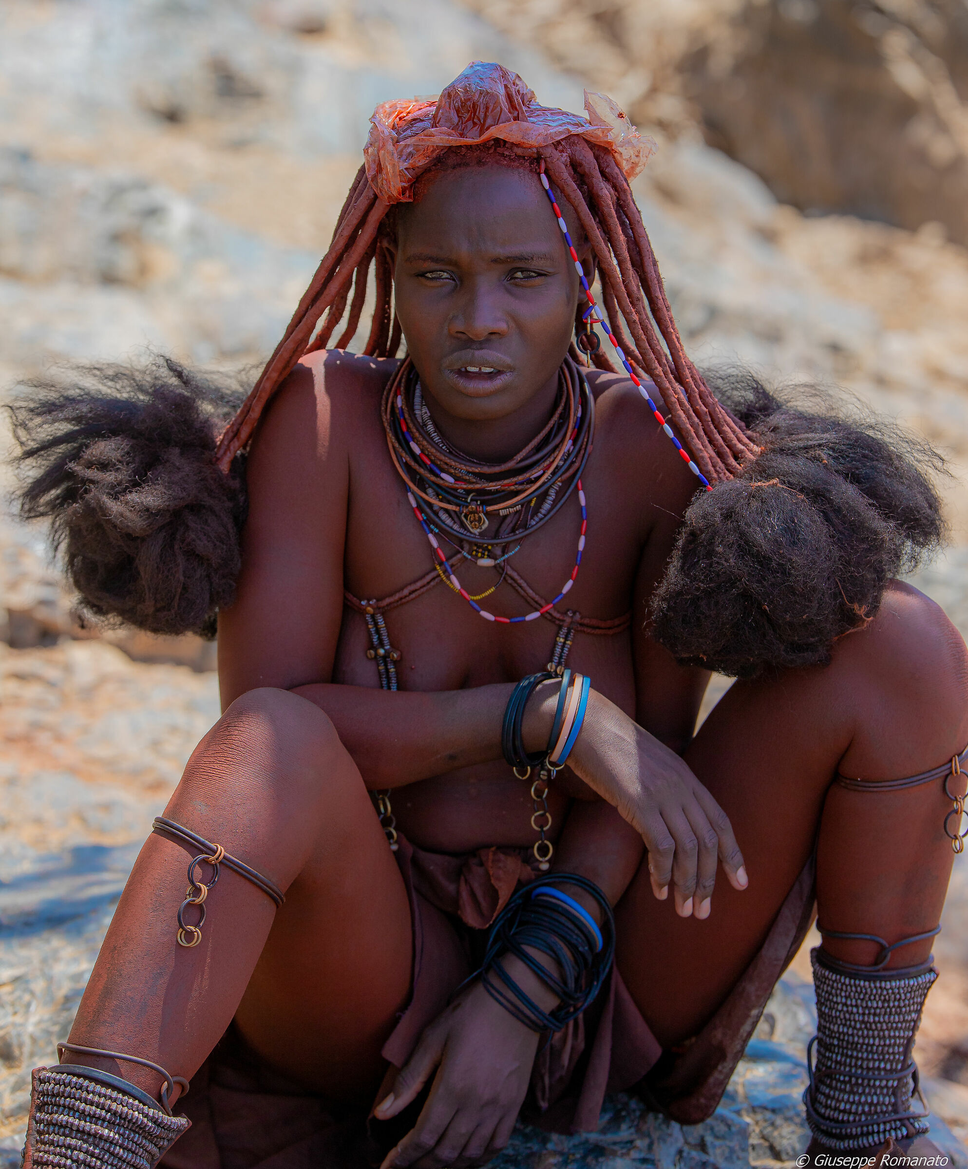Popolo himba. Primo piano di una giovane ragazza (2).