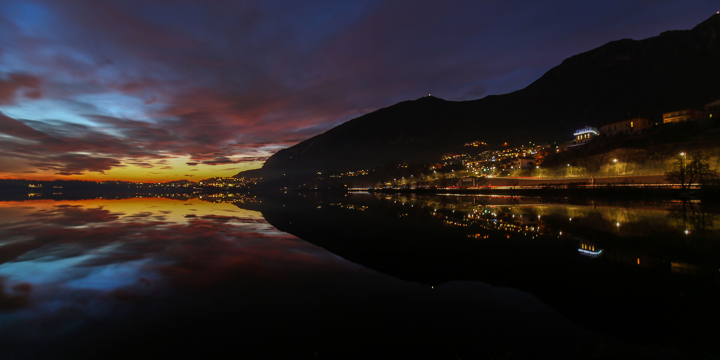 Prime luci della sera al tramonto