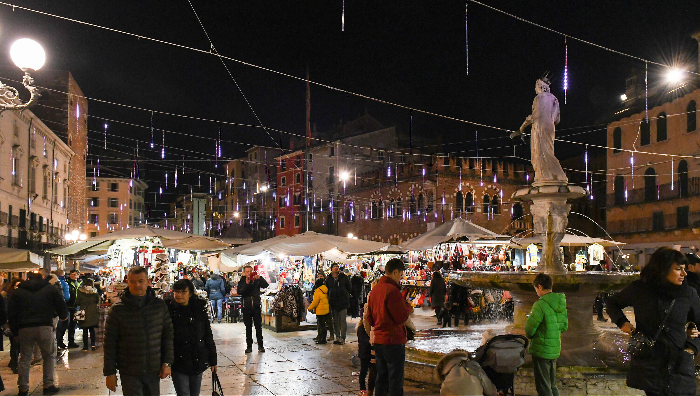 Piazza Erbe a Natale