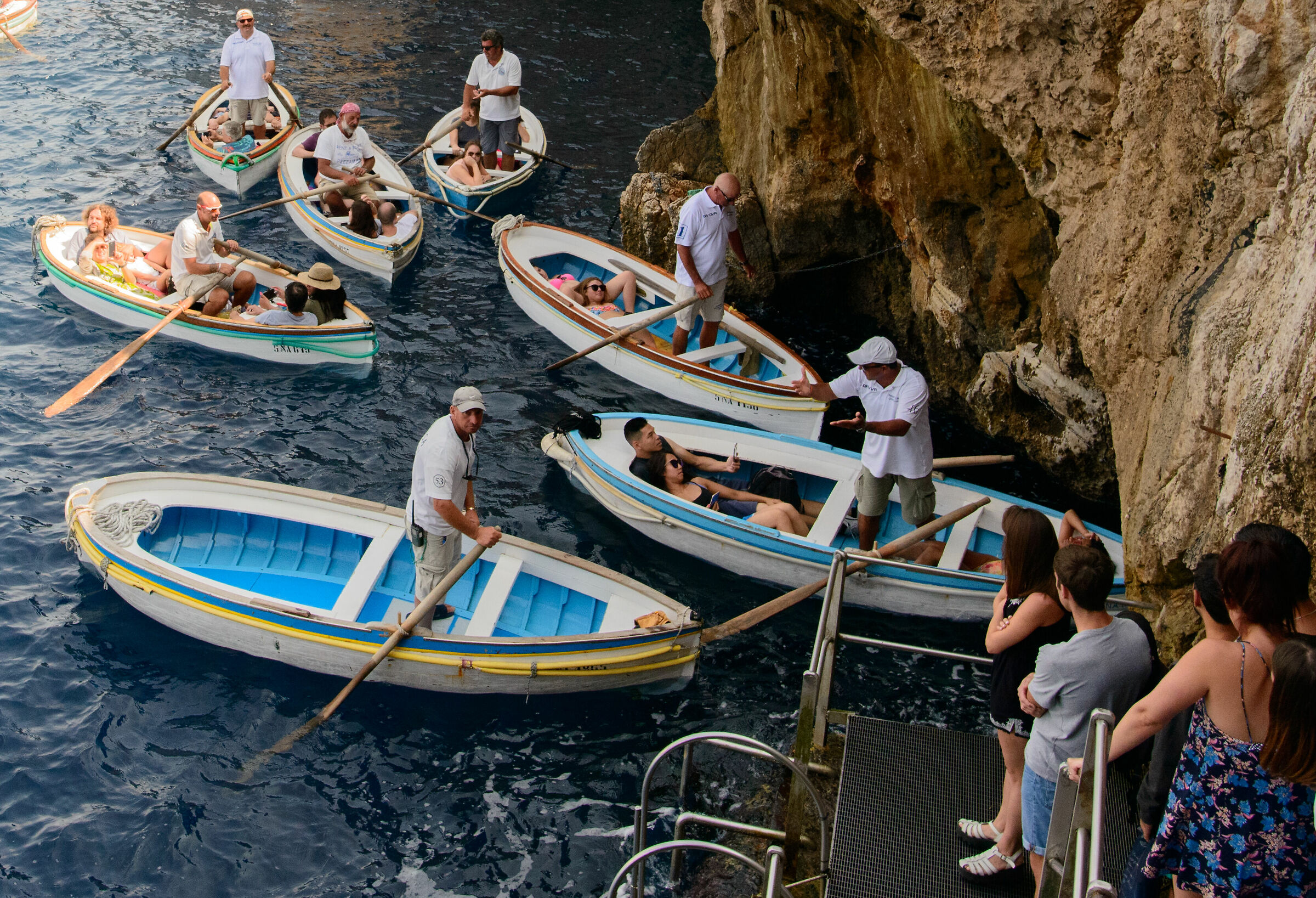 In attesa di entrare nella Grotta Azzurra