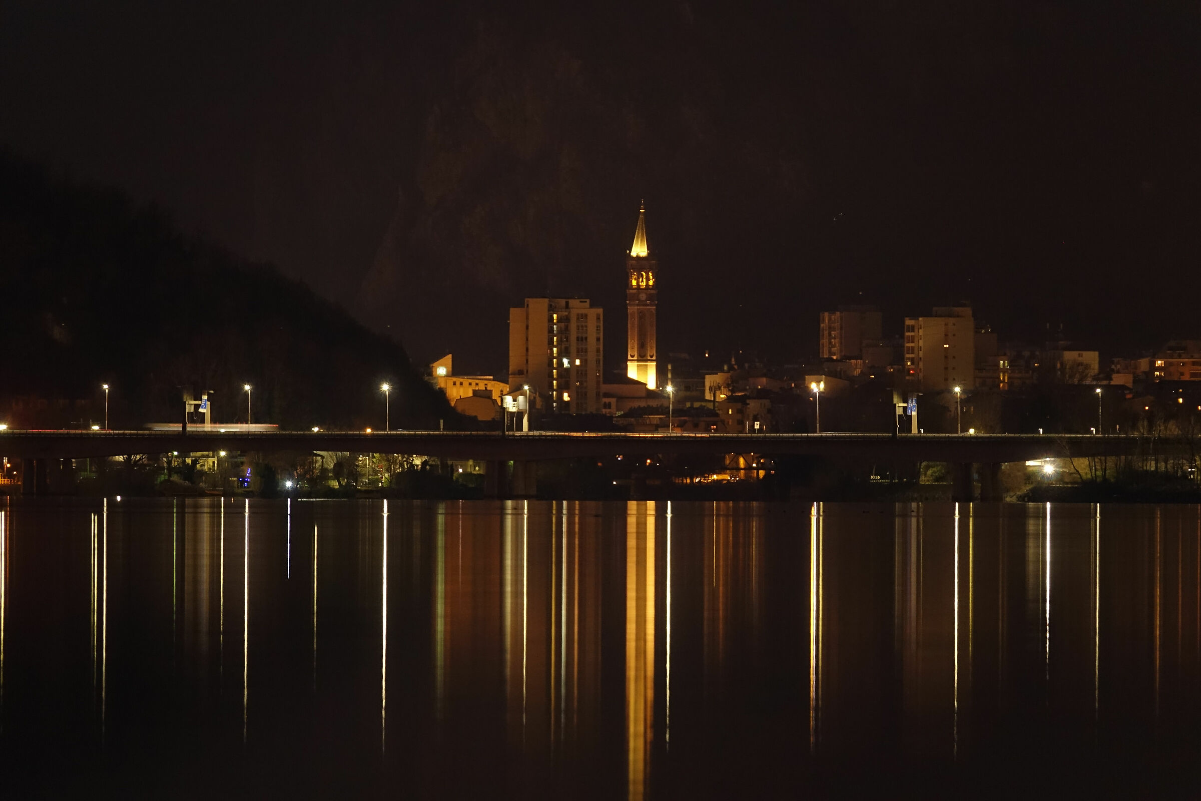 Lecco,riflessi notturni sul lago di Garlate