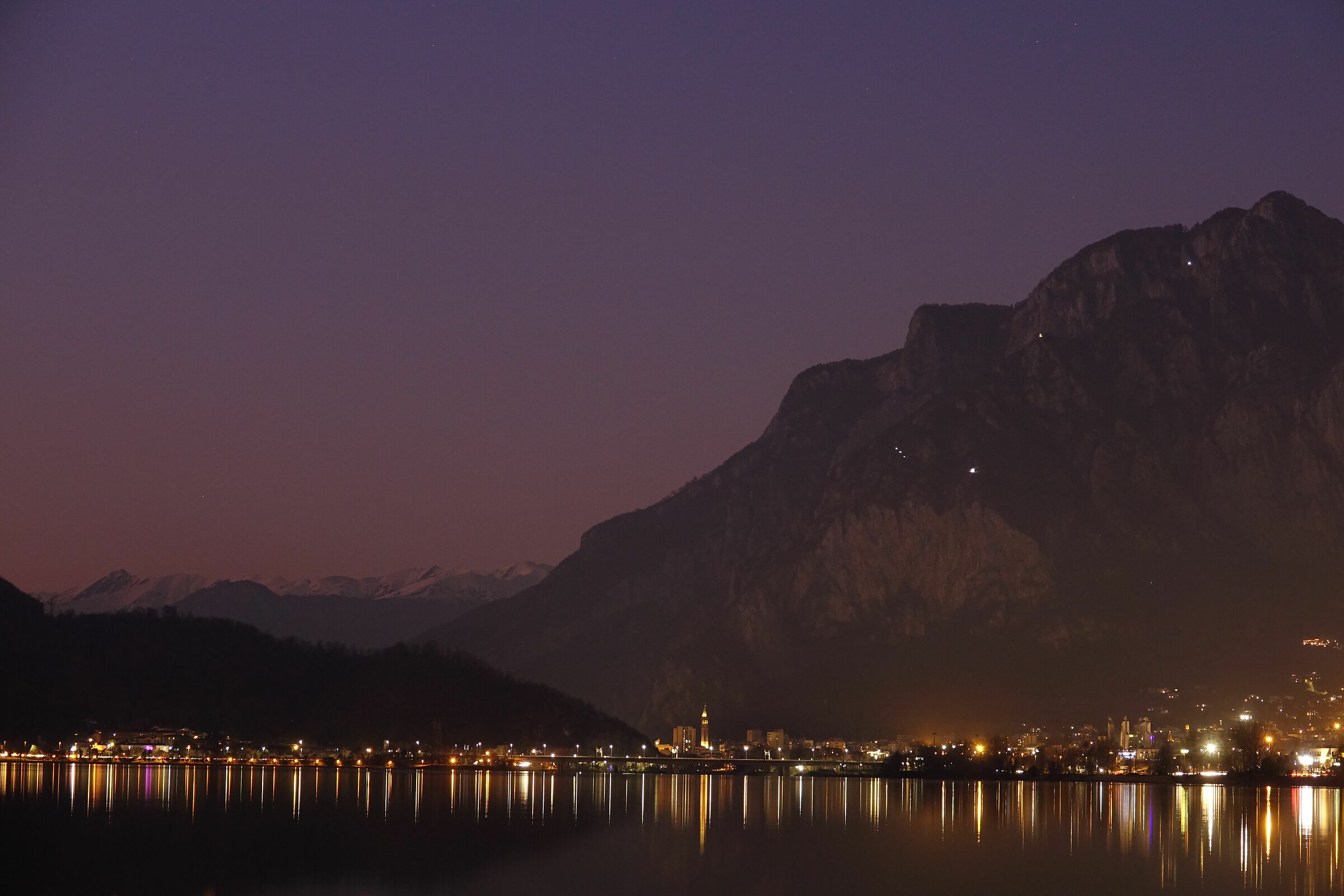 Lecco, riflessi notturni sul lago di Garlate 2