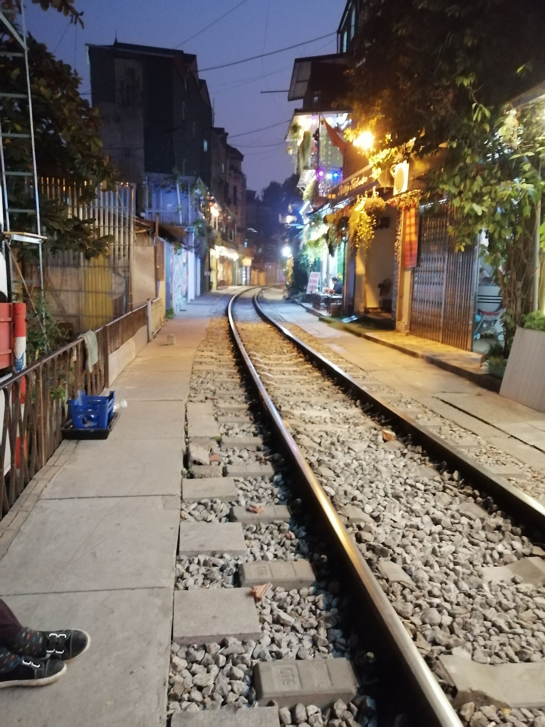 Hanoi, la ferrovia in casa