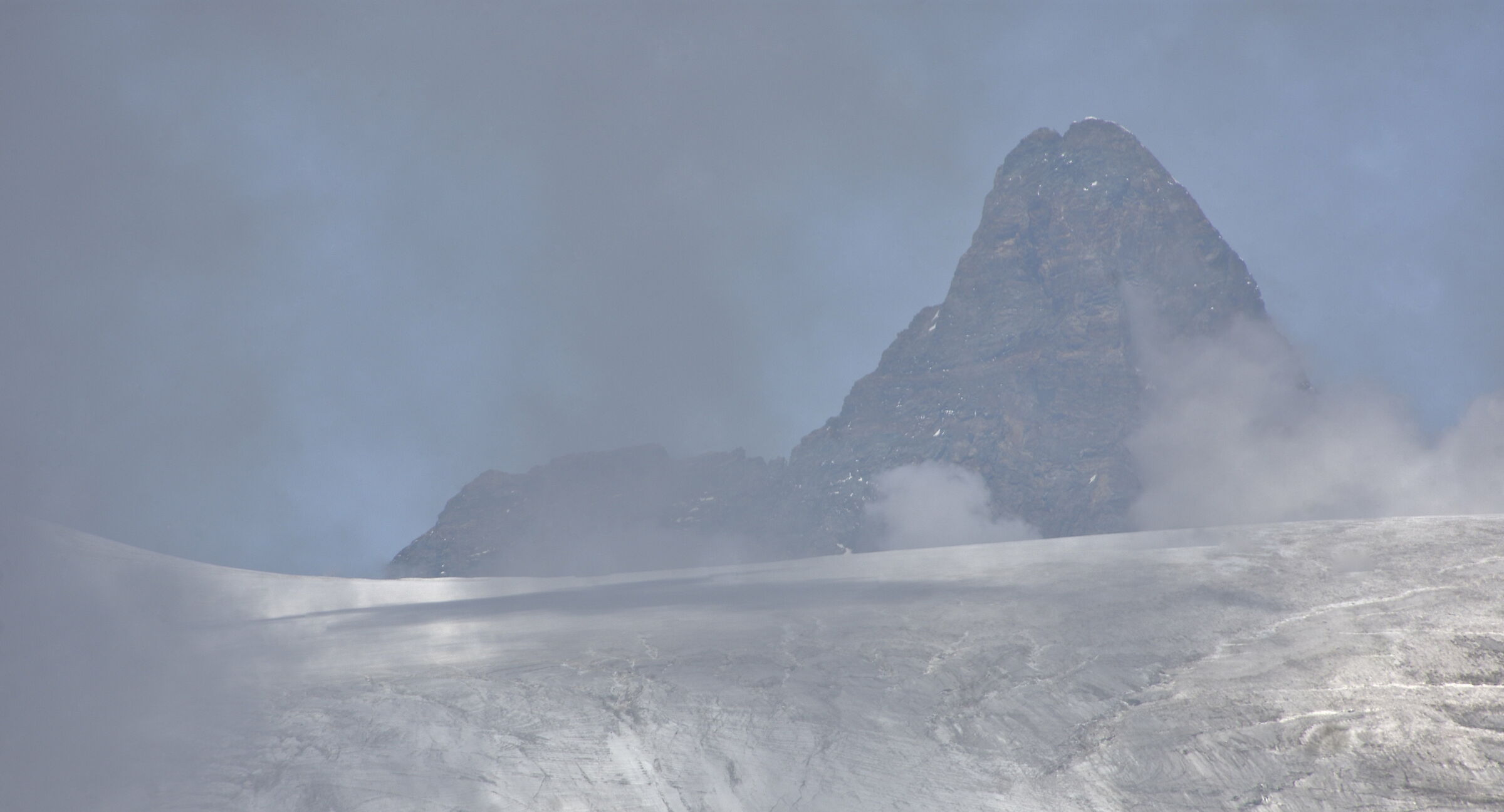 da quota 3585m il Cervino che sta scomparendo tra le nu