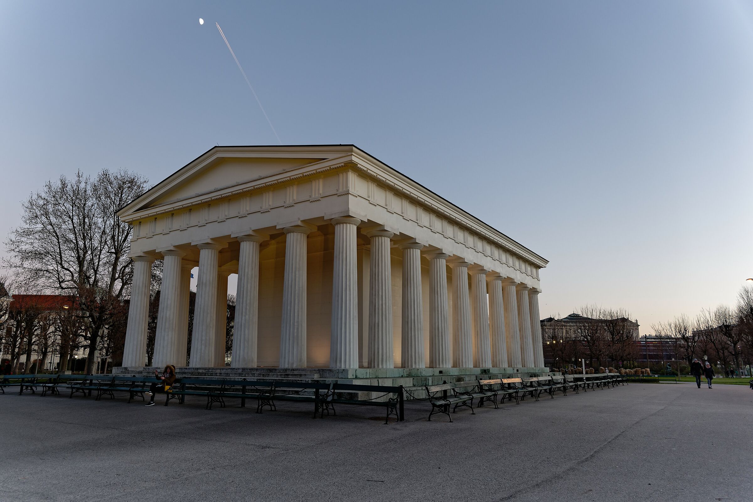 Säulenhalle - blue hour in Wien