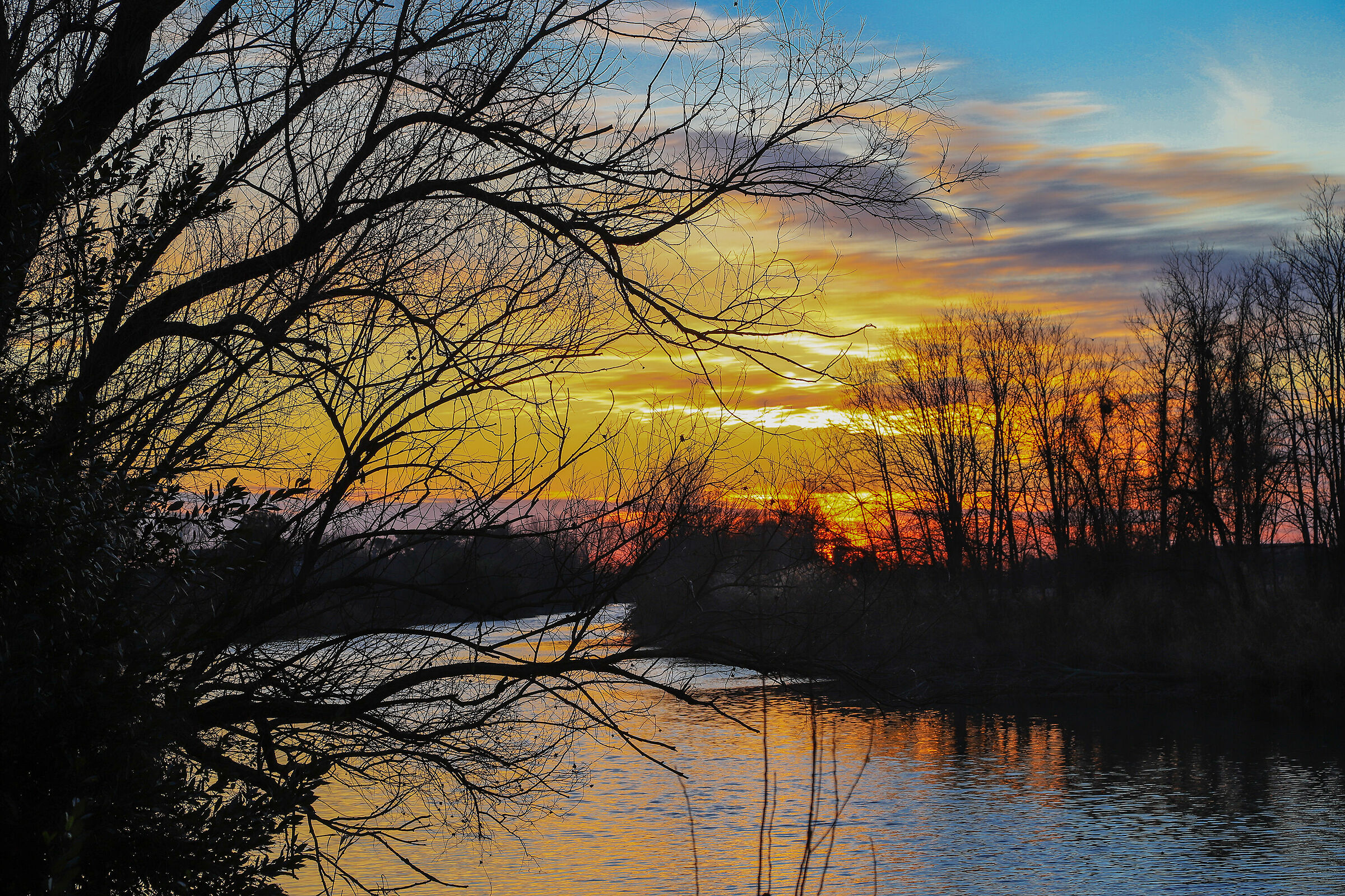 Si accende il tramonto sopra il Piave