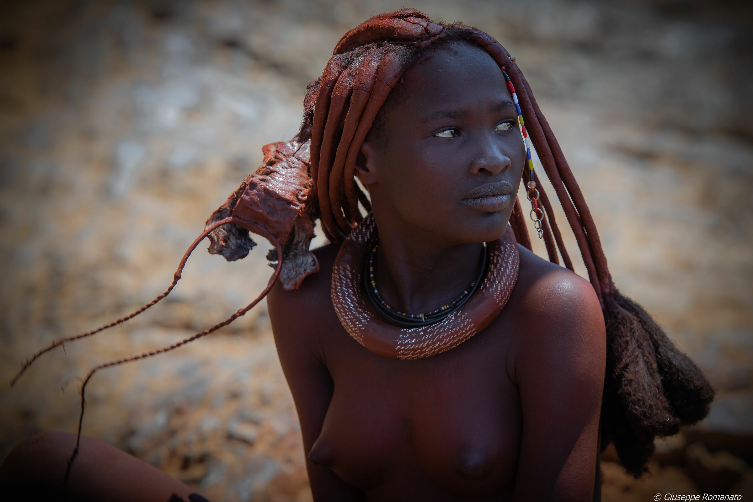 Popolo himba, ragazza in primo piano