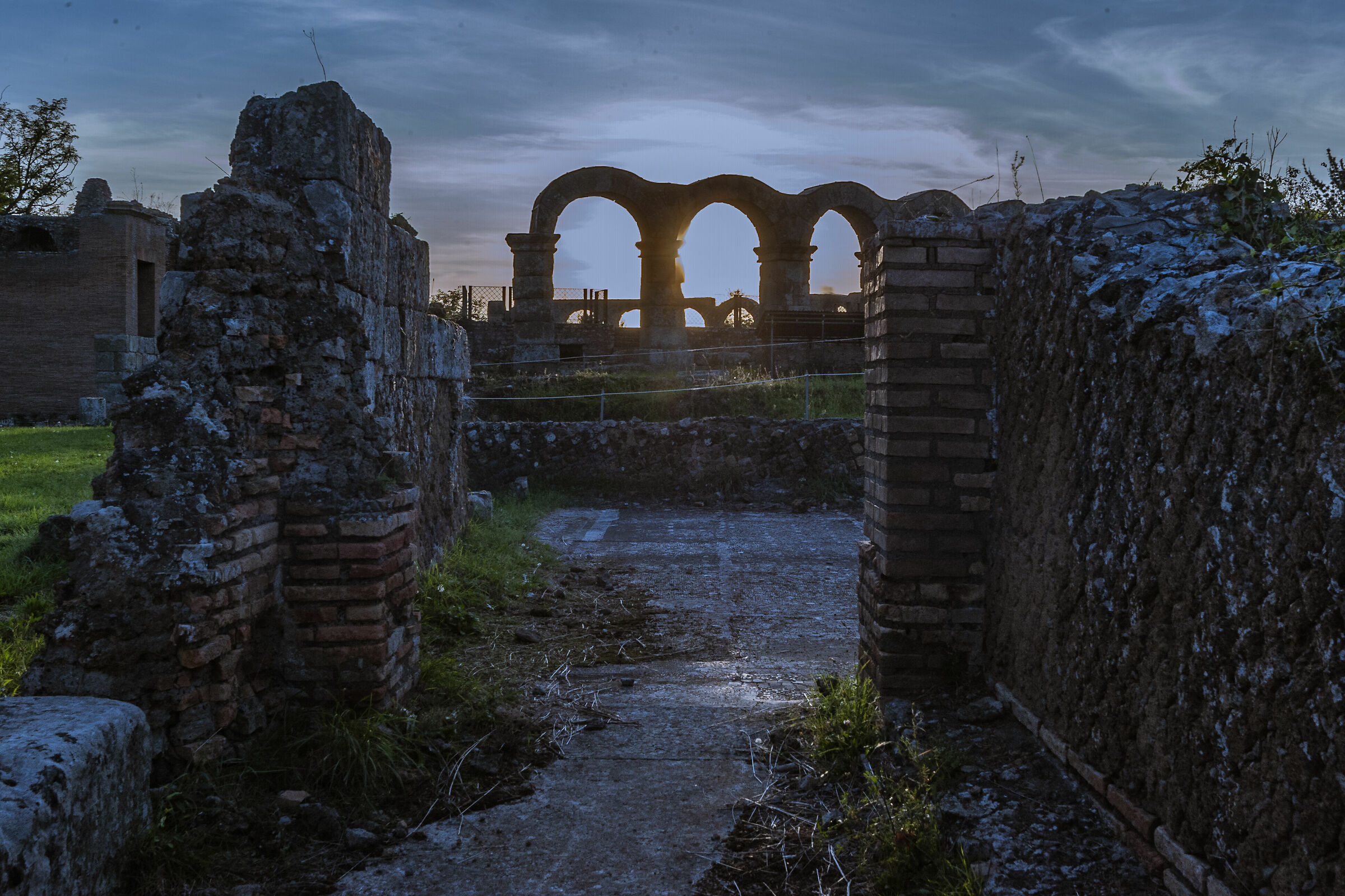 il sole tramonta su ferento