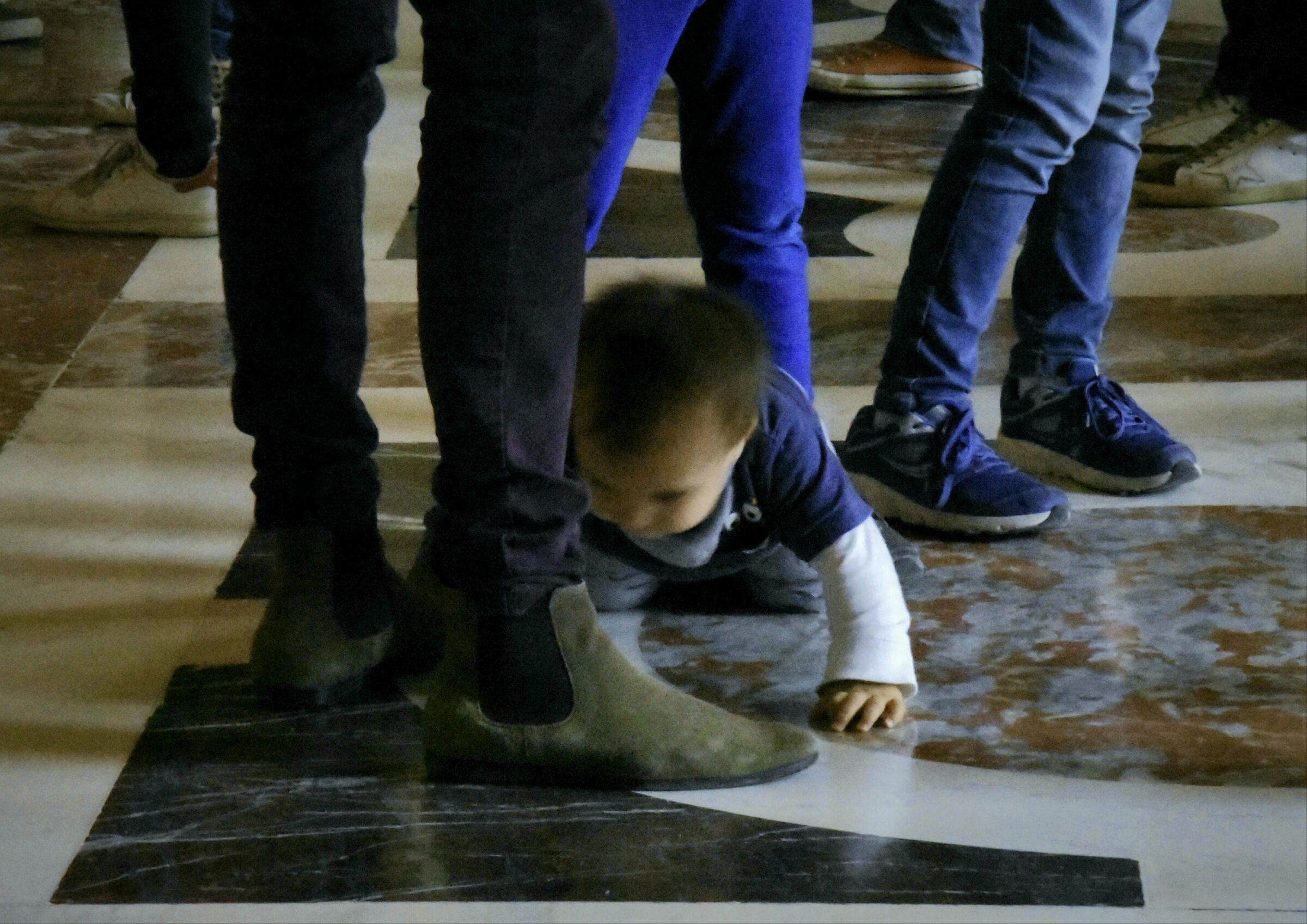 Tra i piedi....