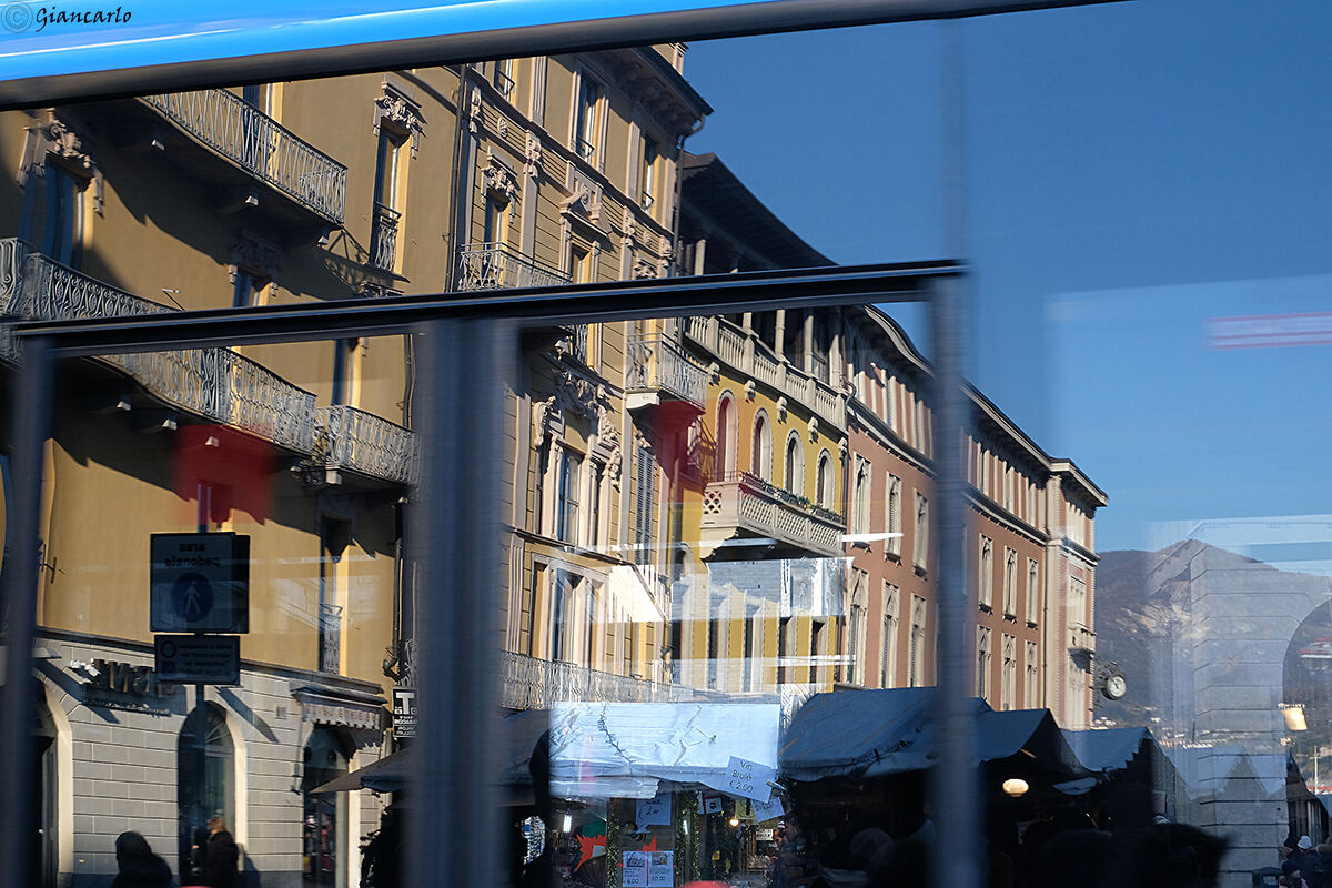 1 sequenza riflesso di una città "Como"
