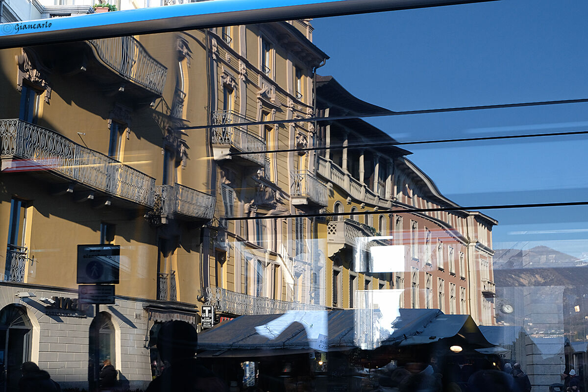 2 sequenza riflesso di una città "Como"