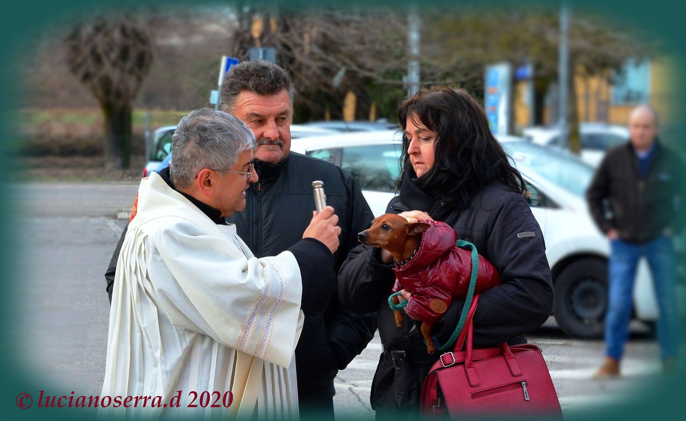 Don Gabriele Carati impartisce la Benedizione