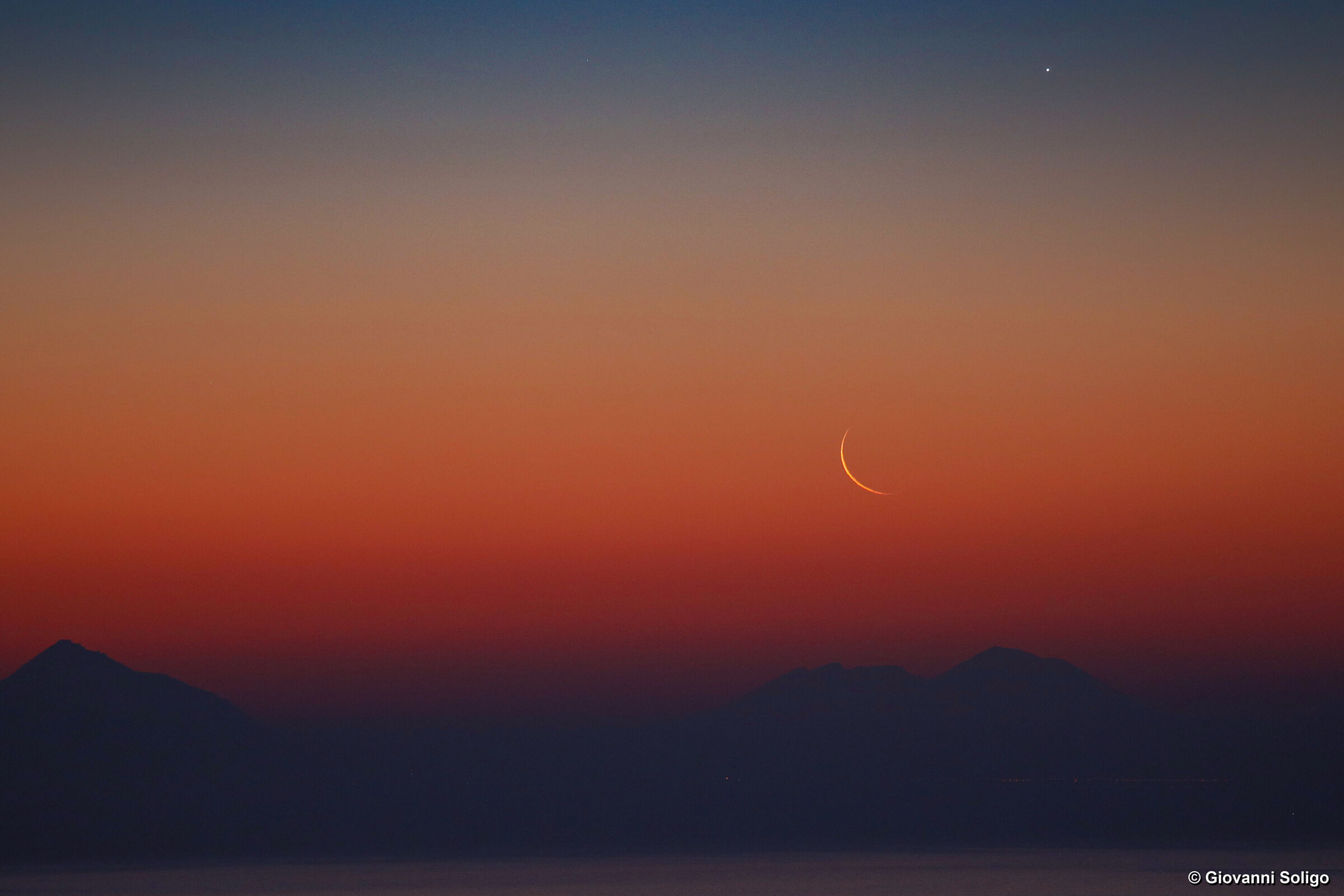 Luna, Giove e il Vesuvio all'alba