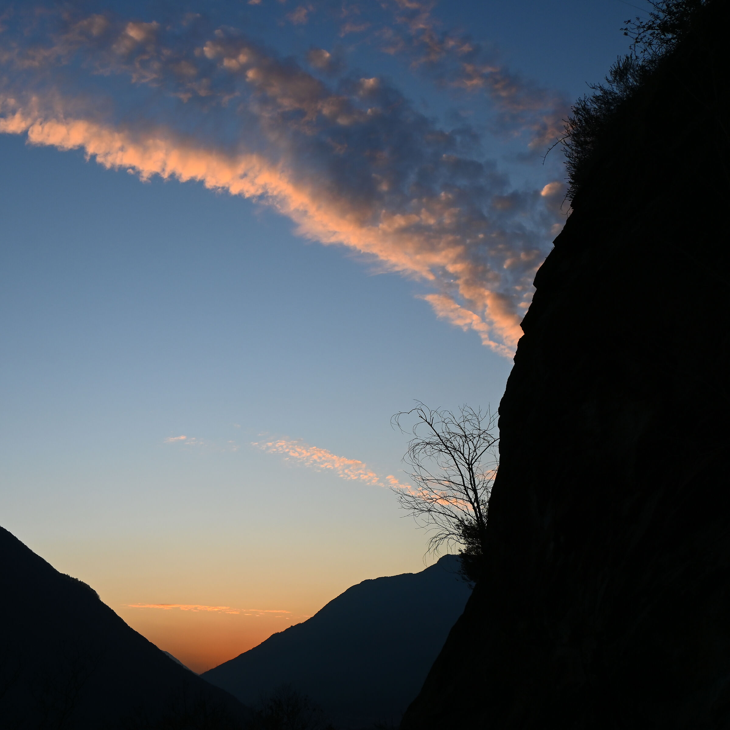 Di sera tra le montagne