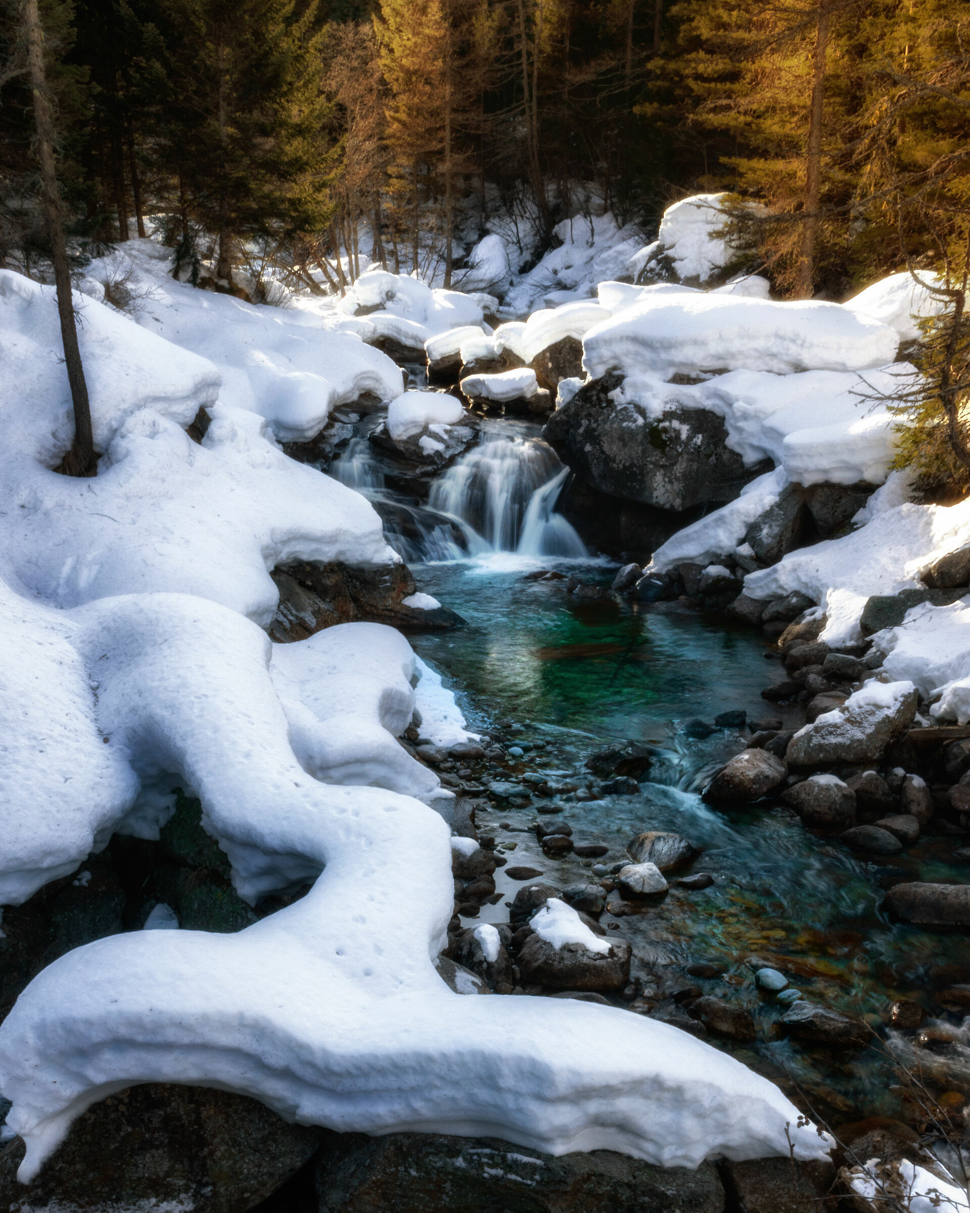The waterfall in the snow