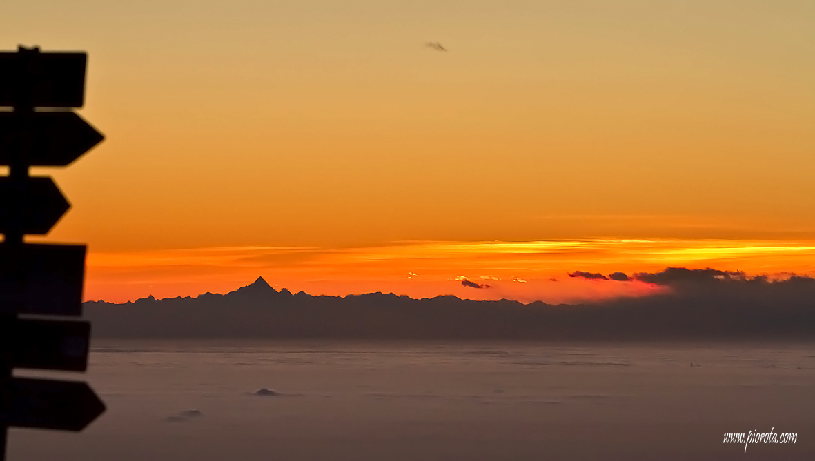 Tramonto sulla pianura padana con fondo il Mont Viso