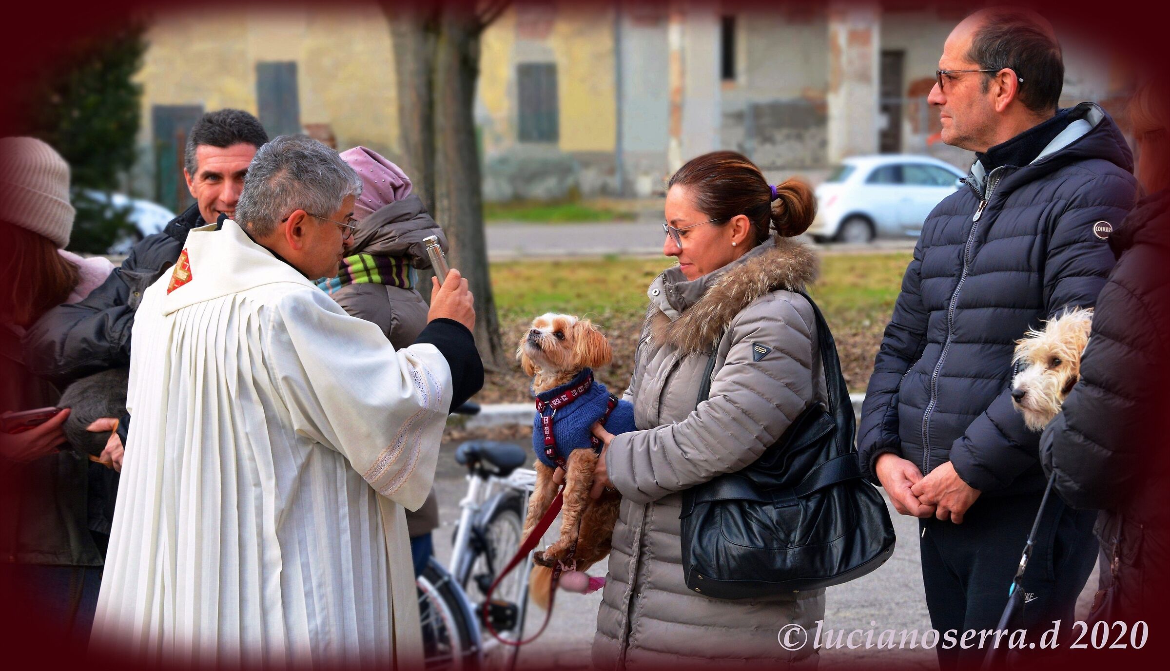 Don Gabriele Carati impartisce la Benedizione