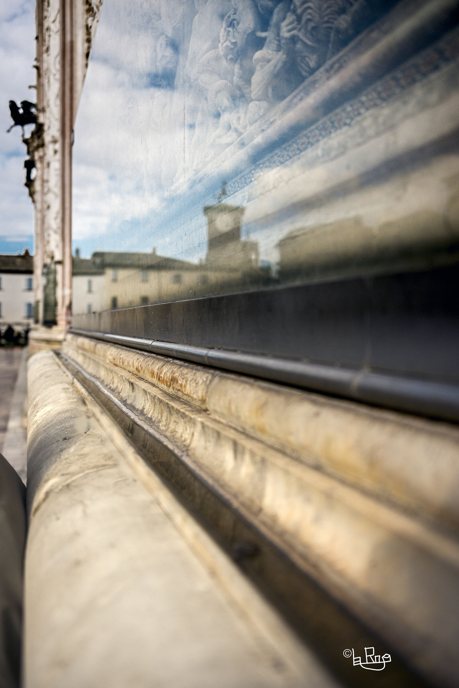 Riflessi urbani sul Duomo di Orvieto