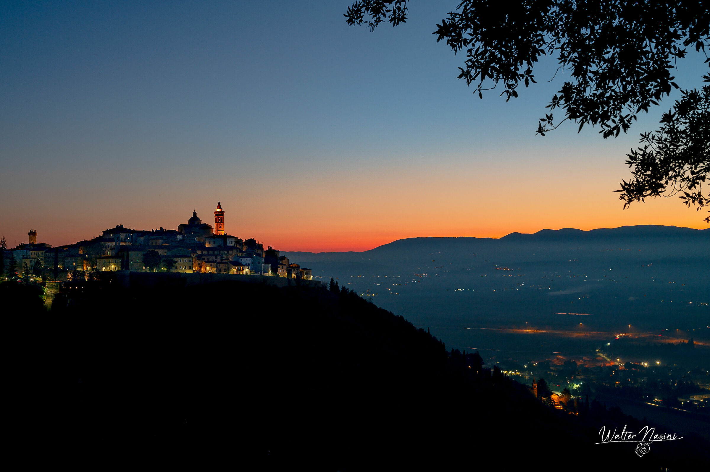 vista su Trevi (pg) in un tramonto di fine gennaio