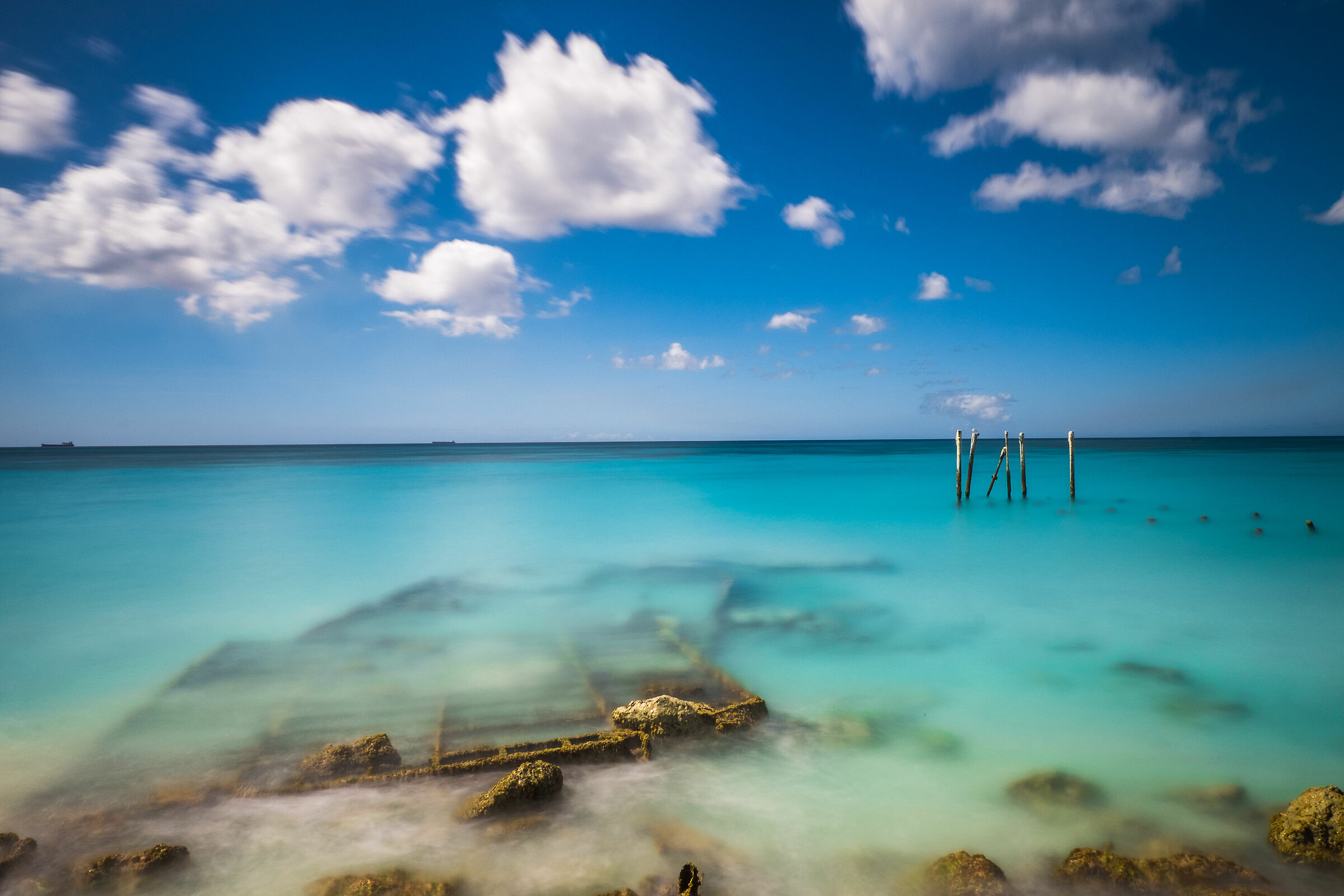 Molo sprofondato lentamente e fotografato lentamente