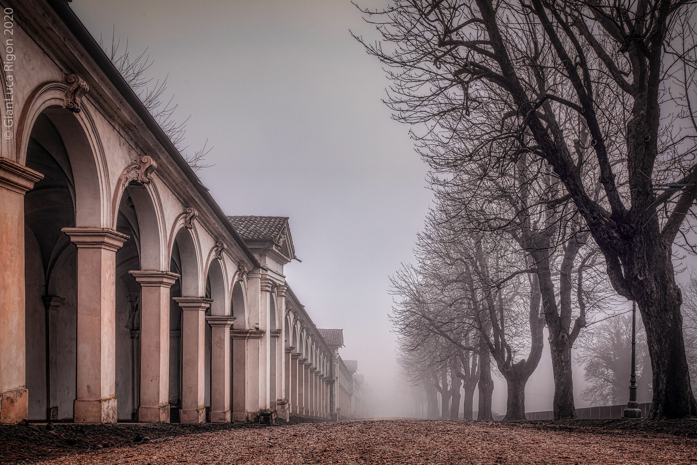....nella nebbia...giu' dai portici