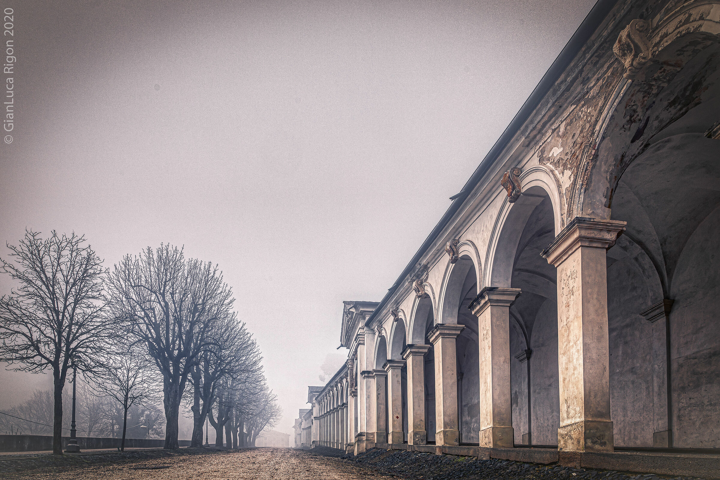 ....nella nebbia...su dai portici